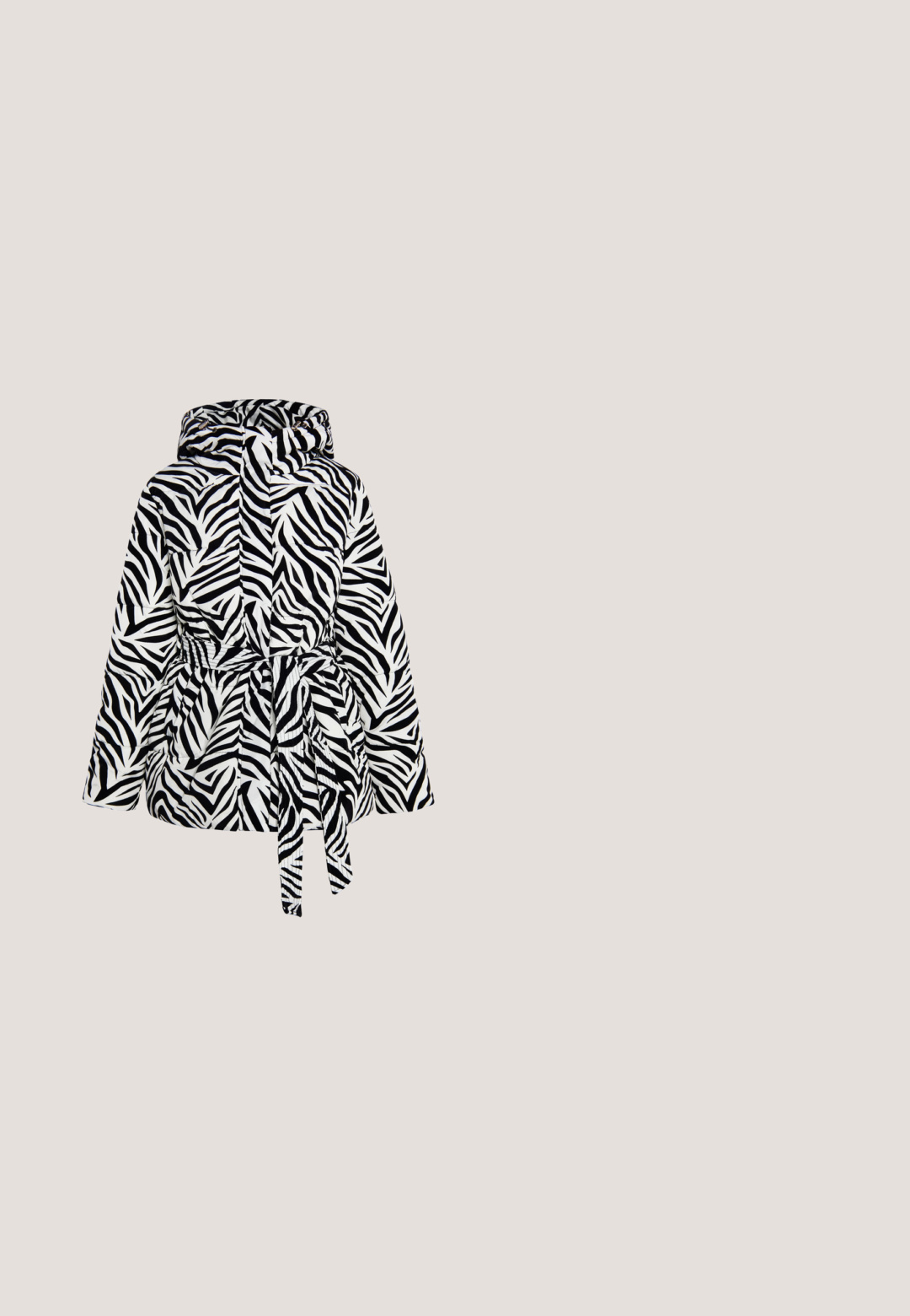 Zebra-print pufferjack in zwart-wit, met een capuchon, strikdetail in de taille en een gestept textuur met opvallende strepen.; Donkergroene, lange satijnen slipjurk met dunne spaghettibandjes en een rechte halslijn.; Zwarte leren hoge hak schoen met puntige neus en decoratieve gesp aan de voorkant, zijaanzicht op een witte achtergrond.; Kat-oog zonnebril met een glanzend zwart frame, gradient grijze lenzen en een gouden kettingaccent op de pootjes. Dapper en geometrisch ontwerp.; Zwarte leren schoudertas van Guess met verstelbare band, gouden hardware en een driehoekige logoplaat aan de voorkant in het midden.; Zilveren oorbellen met een cirkelvormig ontwerp, versierd met heldere rhinestones rond een uitgesneden logo in het midden. Glad metalen afwerking.