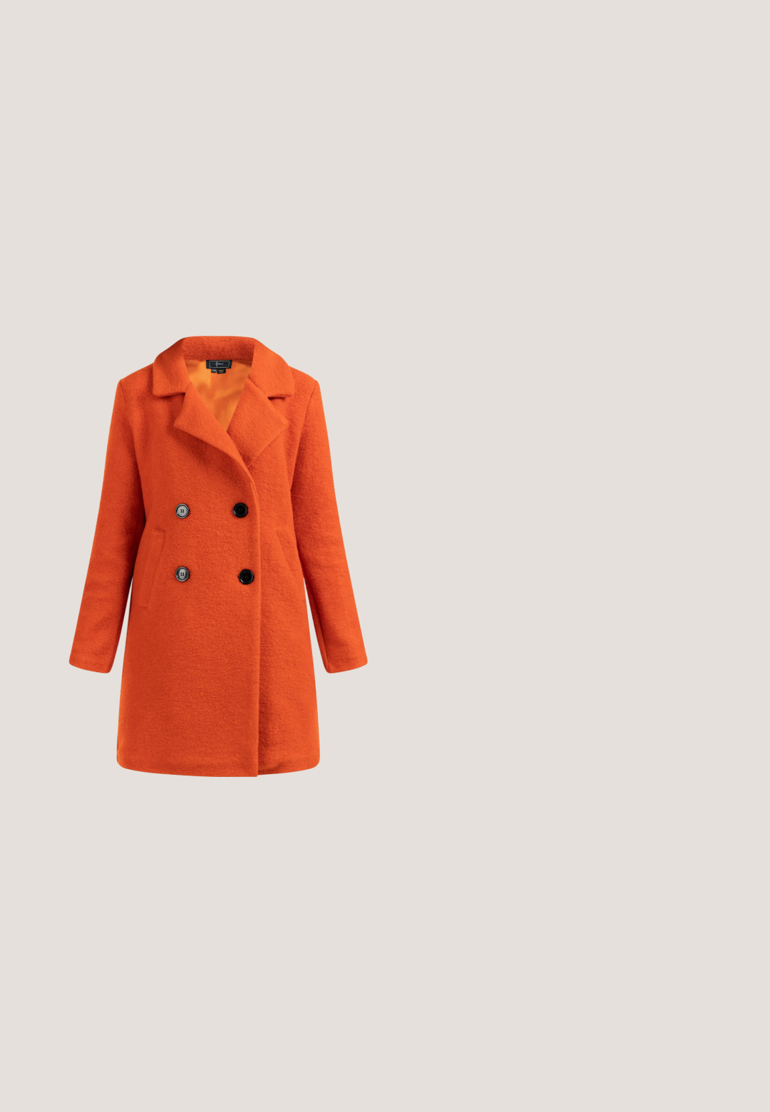 Orange uldblandings dobbeltbrystet frakke med notched krave, to forlommer og sorte knapper. Glat tekstur og mellemlang design.; Turtleneck sweater i lys orange, med ribbet tekstur, sænkede skuldre og en løs pasform med brede manchetter.; Bredbenede, korte bukser i en klar orange farve med høj talje og subtile folder foran.; Woden SAGA ZIP  - Støvletter - tiger; Expatrié ZOE SMALL - Skuldertasker - korallenrot; Guldøreringe i rund form med teksturerede segmenter i koralrød, blå, grøn og hvid, jævnt fordelt rundt om øreringene.