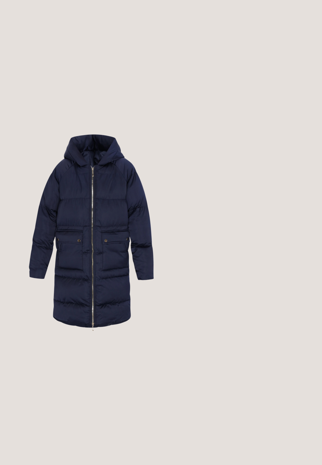 Marineblauer Puffer-Mantel mit Kapuze, ausgestattet mit einem durchgehenden Reißverschluss, zwei Fronttaschen und einer gesteppten Textur zur Isolierung.; Marineblaue cropped Kapuze aus weichem Baumwollmaterial mit Reißverschluss vorne, zwei Fronttaschen und Kordelzug-Kapuze. Gerippte Bündchen und Saum.; Marineblaue Baumwoll-T-Shirt mit kurzen Ärmeln und Rundhalsausschnitt. Auf der Vorderseite steht in weißem Text "FRÜHER WAR ALLES BESSER".; Marineblaue Sweatpants mit elastischem Bund und verstellbarem Zugband. Die Bündchen sind elastisch für eine enganliegende Passform an den Knöcheln. Weiche Stofftextur.; Schwarzer Sportschuh aus Netzmaterial mit weißer, strukturierter Sohle, elastischen Schnürsenkeln und Zuglasche an der Ferse, seitlich auf weißem Hintergrund gezeigt.; Navy-blau gesteppte Einkaufstasche mit zwei stabilen, runden Griffen und rechteckiger Form. Verfügt über ein kleines schwarzes Etikett mit dem Text "STUDIO BERLIN".