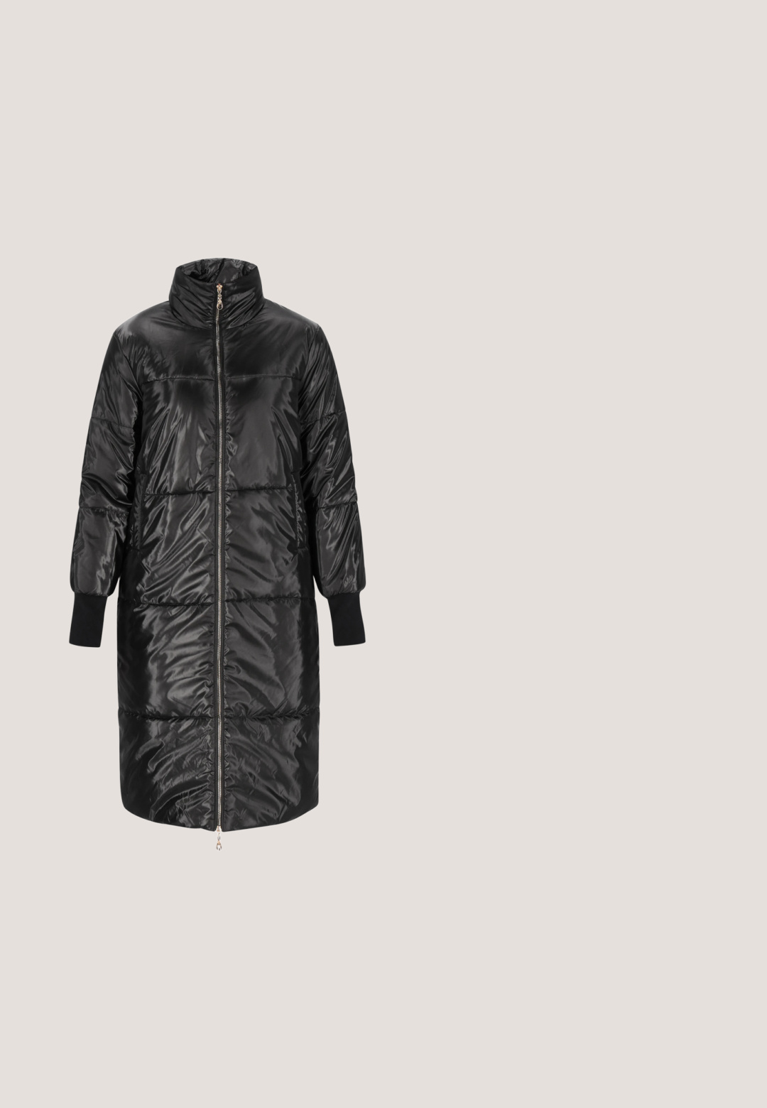 Sort polstret lang frakke med høj krave, lynlåslukning og elastiske manchetter. Blank overflade med quiltede sektioner for tekstur.; Sort cropped sweater med lange ærmer, fremstillet af tekstureret stof, rund halsudskæring og metalliske detaljer på skuldrene.; Sorte cargobukser med elastisk snøre i taljen, sidelommer med klap og elastiske manchetter ved anklerne.; Sorte høje sandaler med en tynd ankelrem, flere korslagte remme over foden og et elegant kvadratisk tådesign.; Sorte rektangulære solbriller med gradient mørke linser, teksturerede indvendige arme og "LOVE MOSCHINO"-logo på sidestykket.; Sort quiltet håndtaske med en skinnende tekstur, metalliske detaljer, en kædestrop og diamantformet syning med cirkulære dekorationer.