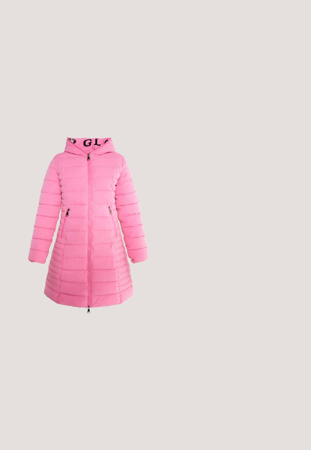 Manteau rembourré rose avec fermeture éclair, texture côtelée et capuche. Dispose de poches latérales et d'un logo sur le col intérieur.; Pull court multicolore avec des rayures horizontales. Le matériau a une texture douce. Il possède un col rond et des manches longues.; T-shirt rose à manches courtes avec texte blanc "LE GOÛT DE L'ÉTÉ" et graphique de deux cerises rouges et roses sur le devant.; Pantalons cargo en denim bleu moyen avec des poignets élastiques, deux poches latérales et deux poches à rabat sur les cuisses. Détails de couture classiques.; Baskets basses en daim rose, avec des panneaux en tissu abstrait multicolore orange, rouge, vert, jaune, lacets blancs et une semelle texturée blanche.; CAFèNOIR Sac à main - indigo