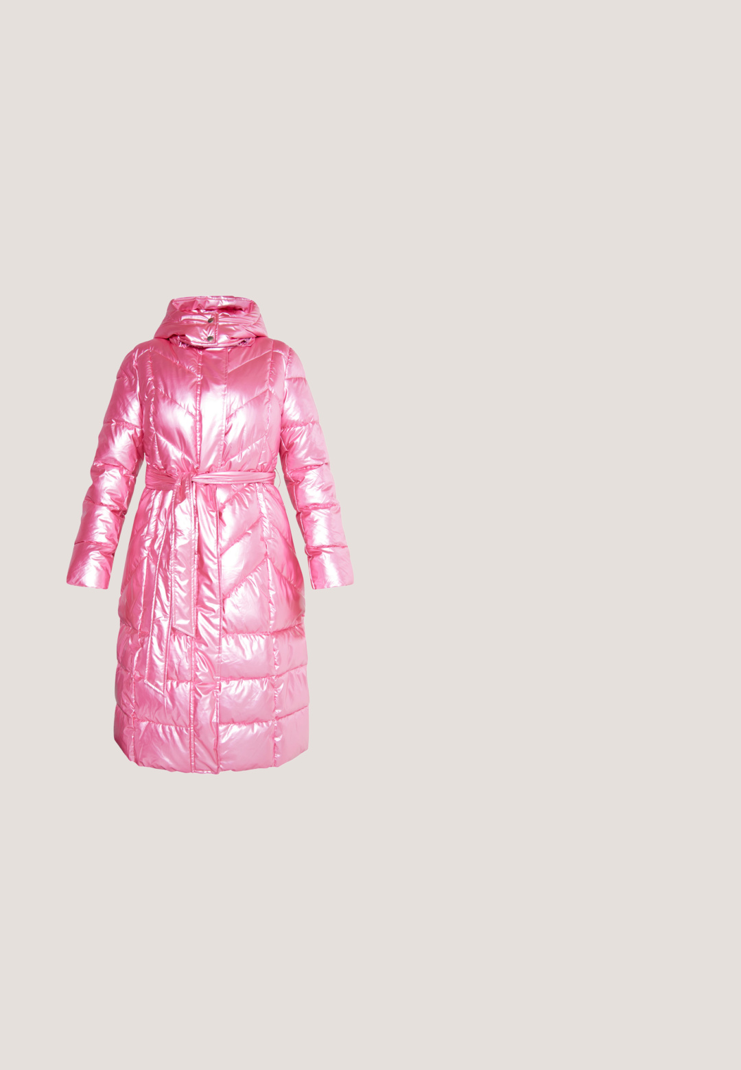 Manteau rembourré rose et brillant avec une capuche, taille ceinturée et motif en chevrons. Comprend des manches longues et une coupe jusqu'au genou.; Haut rose à sequins avec un design asymétrique, une manche longue et un détail d'épaule bouffante, texturé avec des embellissements scintillants.; Jupe en tricot rose avec une taille ajustée et un design évasé, fabriquée dans un tissu doux qui ajoute une texture lisse.; Pompe à talon aiguille en cuir verni rose vif avec un bout pointu et une silhouette épurée, dotée d'un fin talon stiletto et d'un intérieur noir.; Sac à main en cuir rose avec un rabat structuré et une poignée simple ornée de deux attaches en forme de nœud avec des strass argentés.; Boucles d'oreilles créoles avec un support en argent orné de plusieurs pierres roses rectangulaires, présentant un design étincelant et élégant.