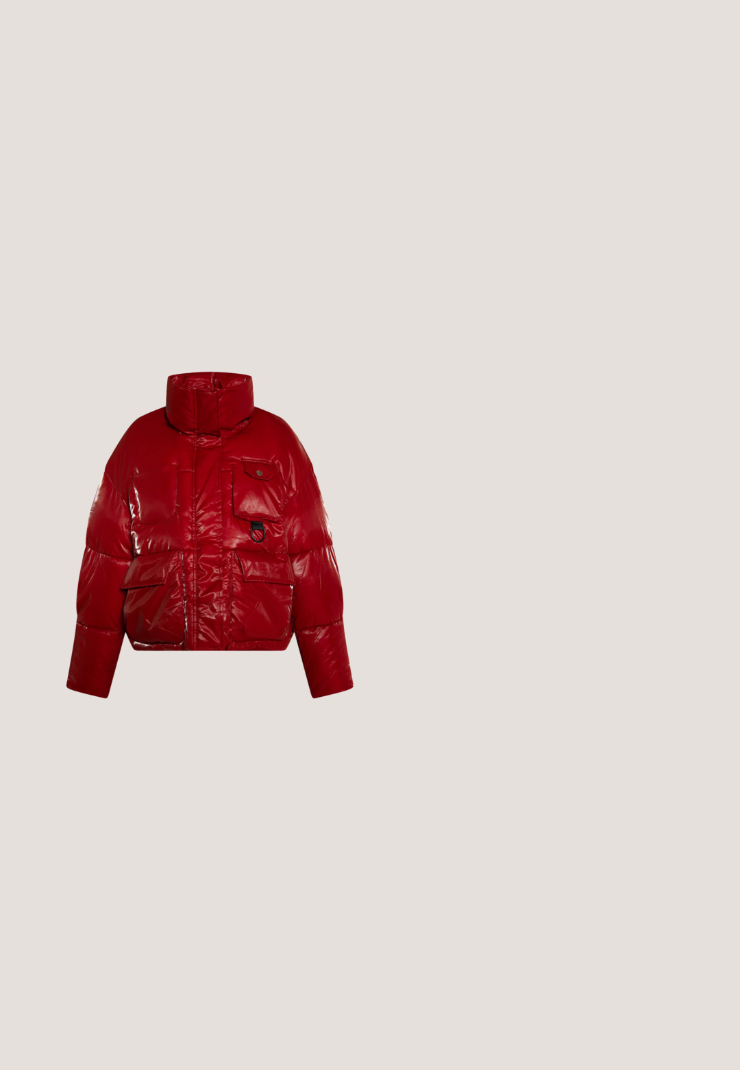 Rød polstret jakke med høj krave, blank finish, fire for-poser og cropped design. Har snap hardware detaljer.; Rød langærmet crop top med et kraniegrafik, striber der går fra rød til pink, og en glat tekstur. Sølv accenter på designet.; Sorte brede jeans med broderet rød rosepatch og teksten "I MINDEN OM HVORNÅR JEG BEKYMRDE MIG." Funktioner klassisk fem-lomme design og bæltestropper.; Brun pelslignende højhælede støvler med spidse tæer, prydet med røde lakerede striber og et logo på anklen. Tekstureret stof.; Røde plastikbriller med ovalt stel og klare linser. Har guldfarvede hardware-detaljer på stængerne og et slankt moderne design.; Rød læderhåndtaske med en rektangulær form. Har en fletet rem i rød og hvid, præget logo og dekorative hardware-accenter.