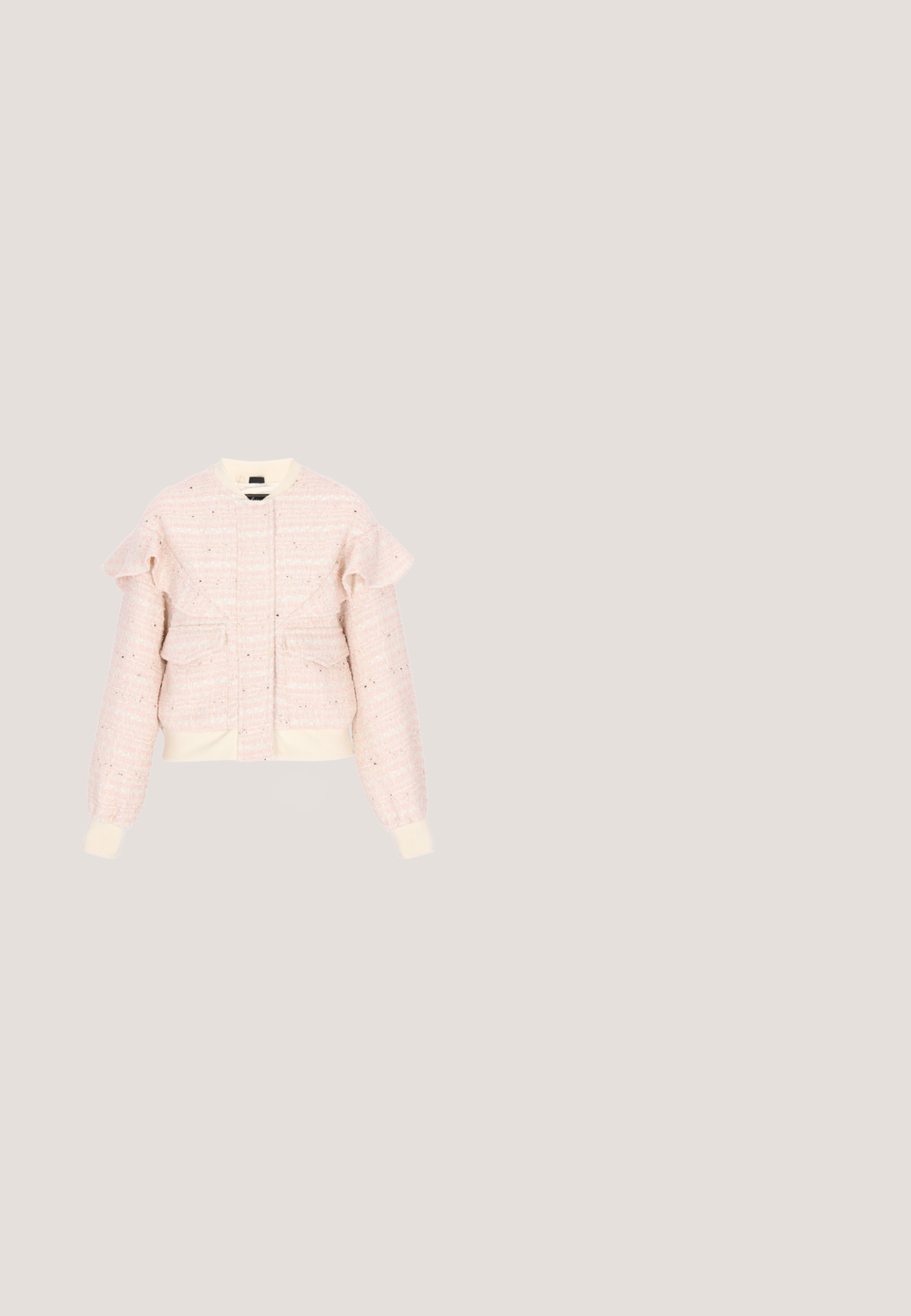 Lyserød tweedjakke med lange, puffede ærmer, flæsedetalje på skuldrene, forlommer samt cremefarvede ribbede manchetter og bund.; Lang pink kjole med off-the-shoulder design, der har en knyttet detalje ved udskæringen og en glat, svævende stof.; Beige spids tå slingback højhælet sko med smal hæl og elastisk kant med tekstdetaljer på ensfarvet baggrund.; Lyserøde gennemsigtige katteøje-solbriller med guldfarvede stænger og gradienttonede linser, der hviler på en hvid overflade.; Lyserød tekstureret læder skuldertaske med gyldent lynlås og justerbar rem, med lille gyldent "Michael Kors" logo foran.; Guld dråbeøreringe med dråbeformede pink ædelsten omgivet af små klare krystaller på en hvid baggrund.