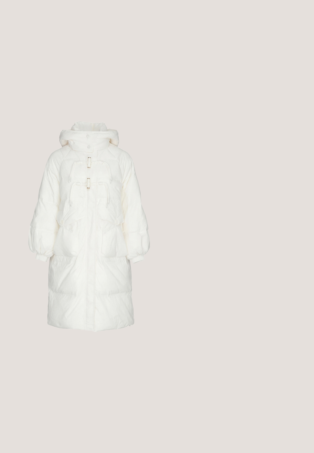 Long manteau blanc matelassé avec capuche, fermetures à brandebourgs sur le devant, deux grandes poches avant et poignets élastiques, présenté sur un fond uni.; Cardigan rayé noir et crème avec un col en V, trois boutons et des manches ballon. Texture tricotée avec une coupe courte.; Crop top noir à manches courtes avec col rond et petit logo blanc "Lois" centré sur la poitrine.; Shorts en imprimé léopard noir et blanc. Tissu léger, taille élastique avec cordon de serrage. Coupe ample, design longueur genou.; Baskets basses blanches à lacets à l'avant, petits motifs floraux violets, détail de bande latérale et semelle blanche épaisse avec ligne noire.; Petit sac d'épaule blanc cassé avec un motif matelassé, logo Puma cousu sur le devant, et large bandoulière réglable avec fermeture éclair sur le dessus.