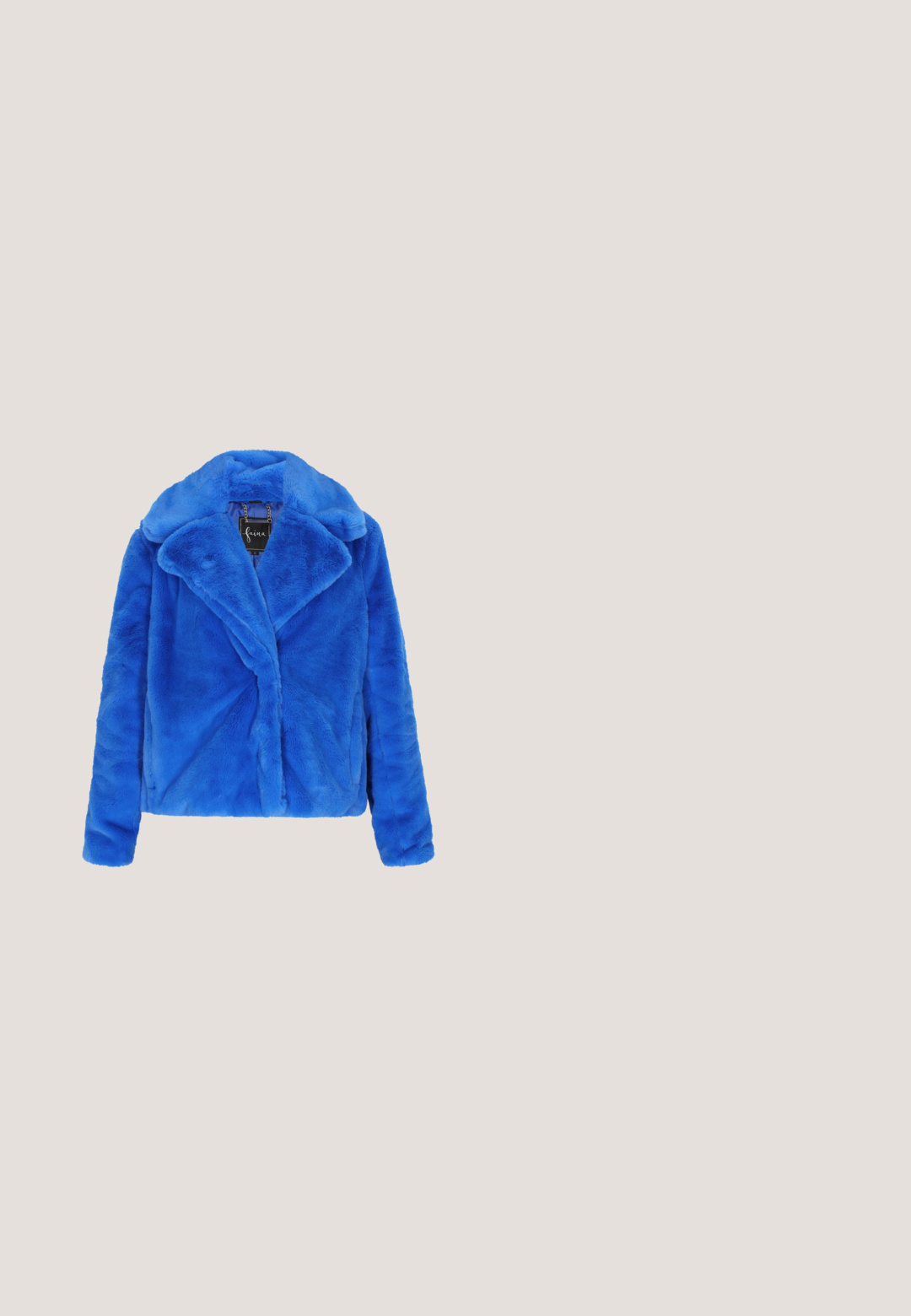 Königsblaue Plüsch-Kunstpelzjacke mit weitem Kragen und langen Ärmeln, vorne offen gestaltet, auf weißem Hintergrund dargestellt.; Hellblaues Samt-Spaghetti-Träger-Crop-Top mit einem drapierten Ausschnitt und glatter Textur.; Blauer Minirock aus glänzendem Stoff mit einem gedrehten Knoten-Detail in der vorderen Mitte.; Blauer Wildleder-Cowboystiefel mit spitzer Zehe, gestickten Blätterdetails in Silber und einem gestapelten Holzabsatz.; Blaues, lippenförmiges Clutch mit glänzender Oberfläche, ausgestattet mit einem goldenen Verschluss und glatter Textur. Auffälliges Design, das ein Lippenpaar nachahmt.; Halskette mit mehreren Strängen aus kleinen und großen dunkelblauen Perlen, mit mehreren blauen bösen-Augen-Anhängern und einem silbernen Verschluss und Verlängerungskette.