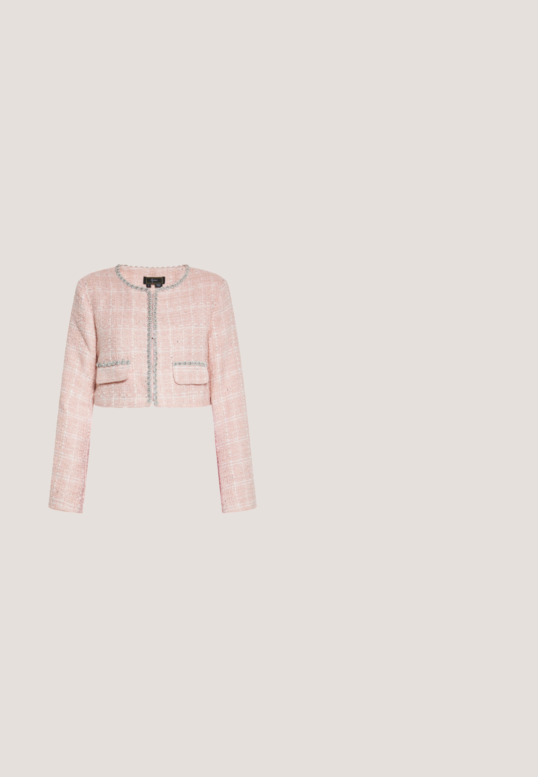 Veste courte en tweed rose avec manches longues, encolure ronde, deux poches devant et bordure argentée le long des bords et des poches.; Robe rose clair avec un corsage uni et des manches en dentelle florale transparente. Elle possède un col rond et une coupe ample, mettant en valeur un design élégant.; Lacet nude en cuir verni avec un bout pointu, une sangle au niveau de la cheville et un talon aiguille de 10 cm ; texture lisse et finition brillante.; Lunettes de soleil œil de chat avec monture en métal rose doré et verres bruns dégradés sur fond blanc.; Sac de soirée rectangulaire en or avec des rangées diagonales de perles et de strass, poignée supérieure et bandoulière en chaîne dorée sur fond blanc.; Bracelet ton or orné d'embellissements en forme d'étoiles et de perles rondes, souligné par des cristaux transparents, avec une fermeture détaillée et une finition lisse.