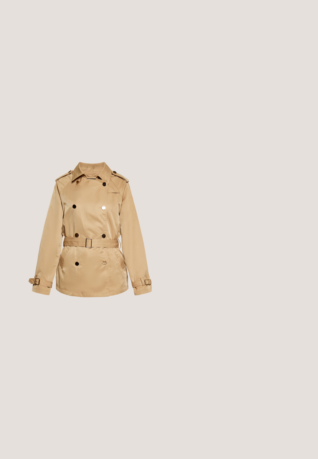 Trench-coat beige croisé avec épaulettes aux épaules, ceinture à la taille et détails de brides aux poignets, présenté sur fond blanc.; Pull beige en maille avec une silhouette décontractée. Caractérisé par un large col rond et des manches longues avec des poignets et un ourlet côtelés. Texture douce.; Pantalons rose clair en tissu doux, avec fermeture à bouton, taille élastique et poignets fuselés pour un ajustement décontracté.; Ballet flat en cuir beige avec un bout en cuir verni noir. Présente une surface texturée, un design minimaliste et un talon bas.; Sac à main rectangulaire beige et marron avec poignées supérieures et bandoulière réglable, présentant un rabat avant avec un petit emblème métallique "D".; Collier de couleur dorée avec une chaîne délicate et un pendentif en forme de papillon. Comprend un fermoir et une chaîne d'extension pour une longueur réglable.