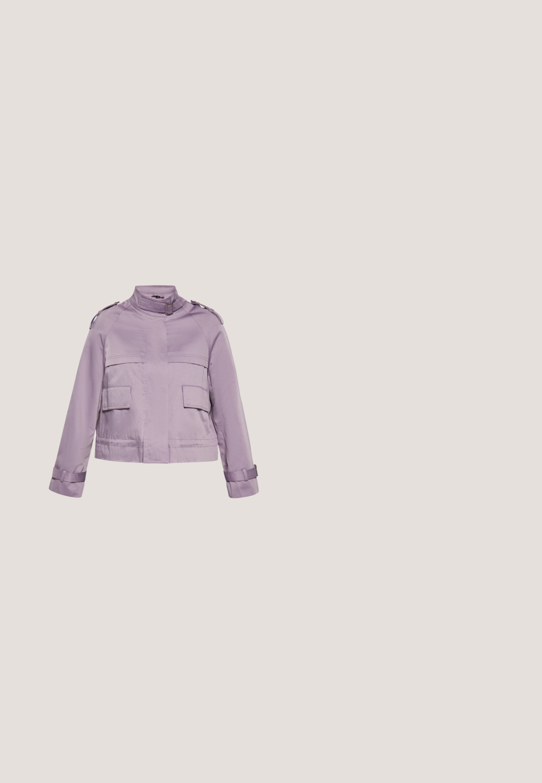 Lila korte jas met opstaande kraag en gespsluiting, schouderepauletten, twee klepzakken aan de voorkant en gespbanden op de manchetten.; Lilac aansluitend bodysuit met spaghettibandjes en een gladde structuur, met een naadloos ontwerp en korte broekjes voor een gestroomlijnde look.; Paarse hars sandalen met twee verstelbare banden, voorzien van een matte afwerking en een geëxtraheerde zool. Lichtgewicht ontwerp geschikt voor casual gebruik.; Paarse zonnebril met een rond ontwerp, voorzien van gradientlenzen. Geaccentueerd met kleurrijke kristallen op de pootjes. Transparant montuur.; Lavendelkleurige geweven handtas met gevlochten handvat, versierd met een doorschijnend kanten lint en een cluster van lichtgroene kralen.; Gouden schakelkettinkje met afwisselende roze geëmailleerde hartjes en stervormige bedels, voorzien van een verstelbare sluiting met karabijnhaak.