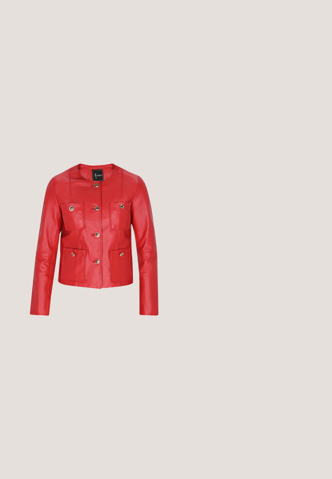 Rode leren jas met ronde halslijn, lange mouwen, vier klepzakken aan de voorkant en vijf gouden knopen in het midden.; Rode jurk met een vierkante halslijn, aansluitende top, brede riem met een rechthoekige gesp, en een vloeiende, geplooide rok die soepel valt.; Rode suède pump met hoge hak, puntige neus en slanke middenhoge hak op witte achtergrond.; Rode rechthoekige zonnebril met donkere glazen en kleine steentjes langs de bovenrand, merknaam Guess op het scharnier.; Rode rechthoekige leren clutch met gouden sluiting aan de bovenkant, geplaatst tegen een effen witte achtergrond.; Twee glanzende rode hartvormige objecten naast elkaar geplaatst op een effen witte achtergrond.