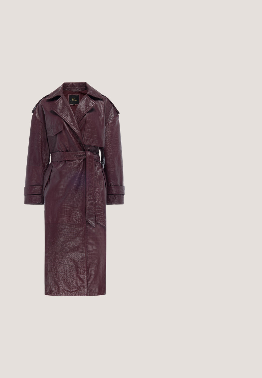 Lange donkerpaarse trenchcoat van kunstleer met krokodillenstructuur, ceintuur in de taille, brede kraag en klepzak op de borst.; Rode chiffon jurk met lange klokmouwen en een hoge hals. Losse, vloeiende silhoeet met een vierkante halslijn en transparante textuur.; Glanzend bordeaux patentleren pump met een spitse neus, slanke silhouet en een hoge stilettohak. Beschikt over een zijritsluiting.; Vierkante zonnebrillen met diep bordeauxrode kunststof monturen en een verloop van paarse lenzen. Gouden accenten op de tempels versterken het ontwerp.; Bordeauxrode paillettenhandtas met een rechthoekige vorm, een metallic gouden sluiting en een afneembare band. Gladde textuur met een glanzende afwerking.; Bordeaux, glanzend metalen armband met een gebogen, draaiende ontwerp. Gladde textuur met reflecterende roestvrijstalen accenten aan de binnenkant.