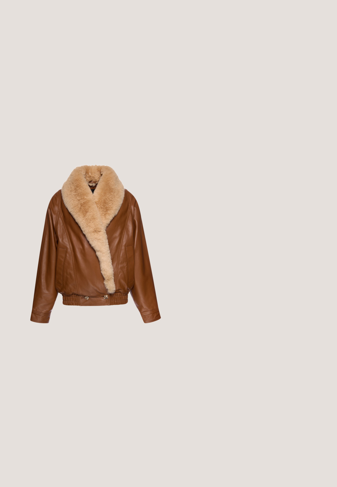 Brun læderjakke med bred beige pelskrave, forlommer, elastisk talje og guldlåsedetaljer.; Hvid cardigan lavet af blødt, struktureret materiale. Har en rund halsudskæring, lange pufærmer og knapper foran.; Hvid, langærmet top med tekstureret stof, der har opsamlede detaljer foran og rund halsudskæring. Cropped design.; Strikket blyantskørt i en lys beige farve, med en ribbet talje, slim fit og slidser i siden for bedre bevægelighed. Blød tekstur, minimalistisk design.; Brune ruskinds ankelstøvler med en cremefarvet kunstpelskant, flad gummisål og syninger bagpå. Blød tekstur og rund form.; Brun ruskind rektangulær håndtaske med to læderrem detaljer, metal spænder, top håndtag og en lille sølv logo på frontklappen.