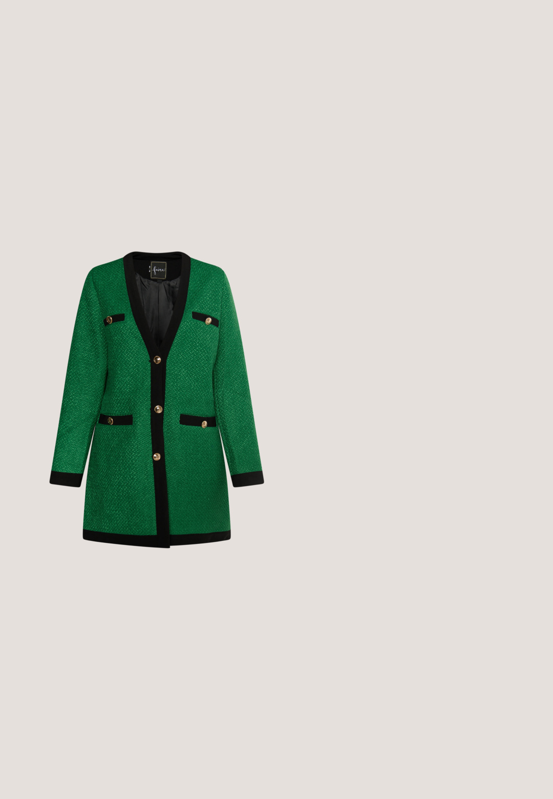 Groen gestructureerd lang jasje met zwarte bies, gouden knopen aan de voorkant en bijpassende zwart afgebiesde zakken op borst en heupen.; Groene blouse met korte mouwen en een V-hals, gemaakt van een soepele stof. De blouse heeft een lichtgewicht ontwerp en een subtiele glans.; Felle groene, uitlopende broeken van een gladde stof, met een vlakke voorkant en zonder zichtbare zakken. Schoon, minimalistisch ontwerp.; Miriade DÉCOLLETÉ CIMA - Plateaupumps - verde; Groene beaded handtas met een gouden kettingband, rechthoekige vorm en een gestructureerd oppervlak met afwisselende patronen van donkere en lichte groene kralen.; Groene gemarmerde hars oorbellen met hardware in goudkleur. Ronde vorm met een gestructureerd oppervlak. Gehingde sluiting met decoratieve accenten.