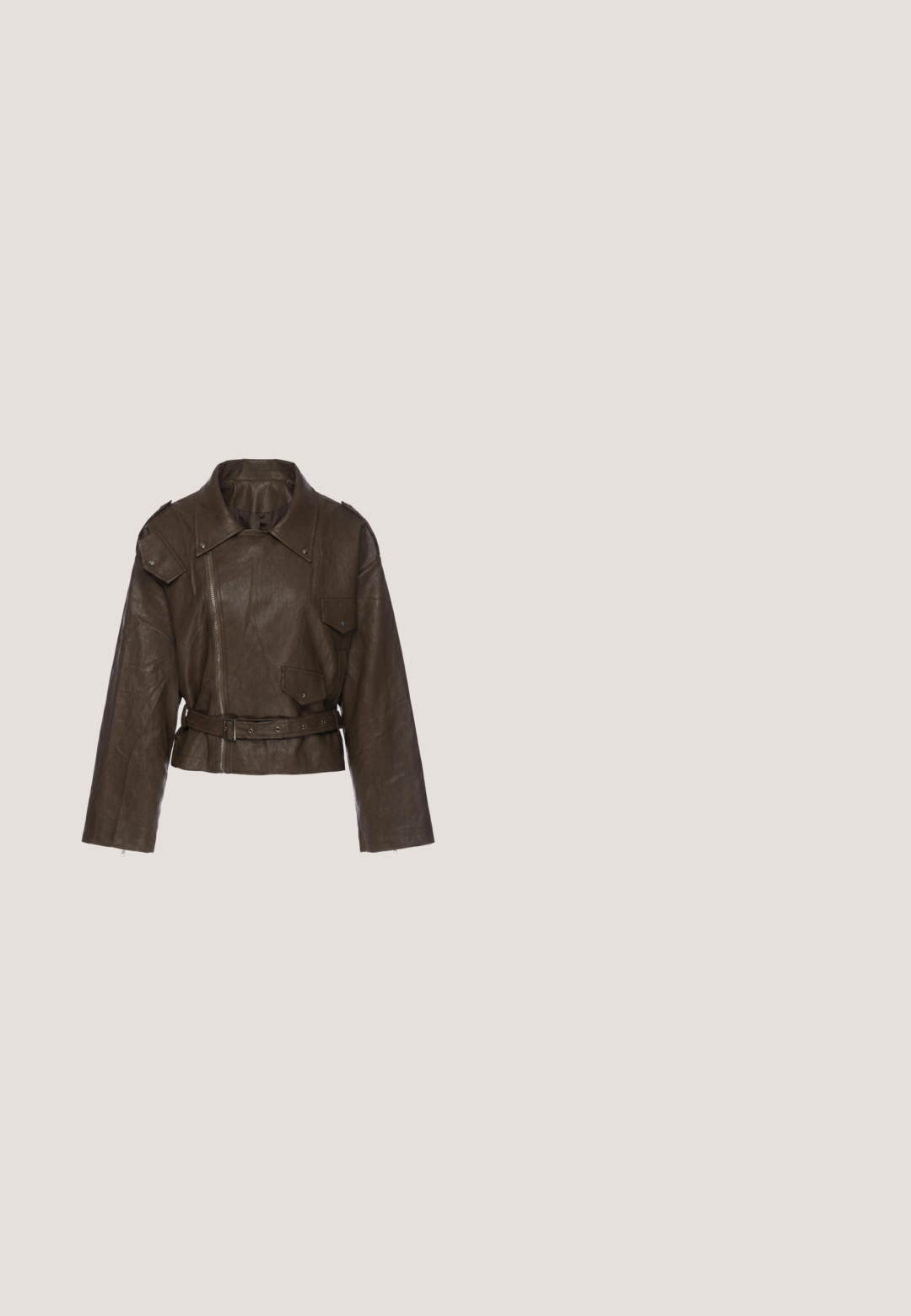 Veste en cuir marron foncé avec large col, fermeture éclair asymétrique sur le devant, poches à rabat, détails aux épaules et ceinture à la taille avec boucle.; Haut sans manches pour femmes avec fines bretelles réglables et motif tie-dye marron et noir, avec des détails de coutures structurées.; Pantalon marron à jambes larges avec poignets élastiques, taille haute, deux boutons et broderies florales blanches le long des coutures extérieures.; Pantoufle à talon avec imprimé léopard, dotée d'un intérieur moelleux, d'un bout arrondi et d'une boucle décorative noire. Semelle en caoutchouc noir avec texture.; Lunettes de soleil écaille de tortue avec verres verts, design angulaire, larges montures et ligne de sourcils prononcée. Fini texturé ajoutant de la profondeur.; Sac à main en daim marron foncé avec des détails en clous de laiton, poignées supérieures et une bandoulière réglable, présenté sur un fond blanc.