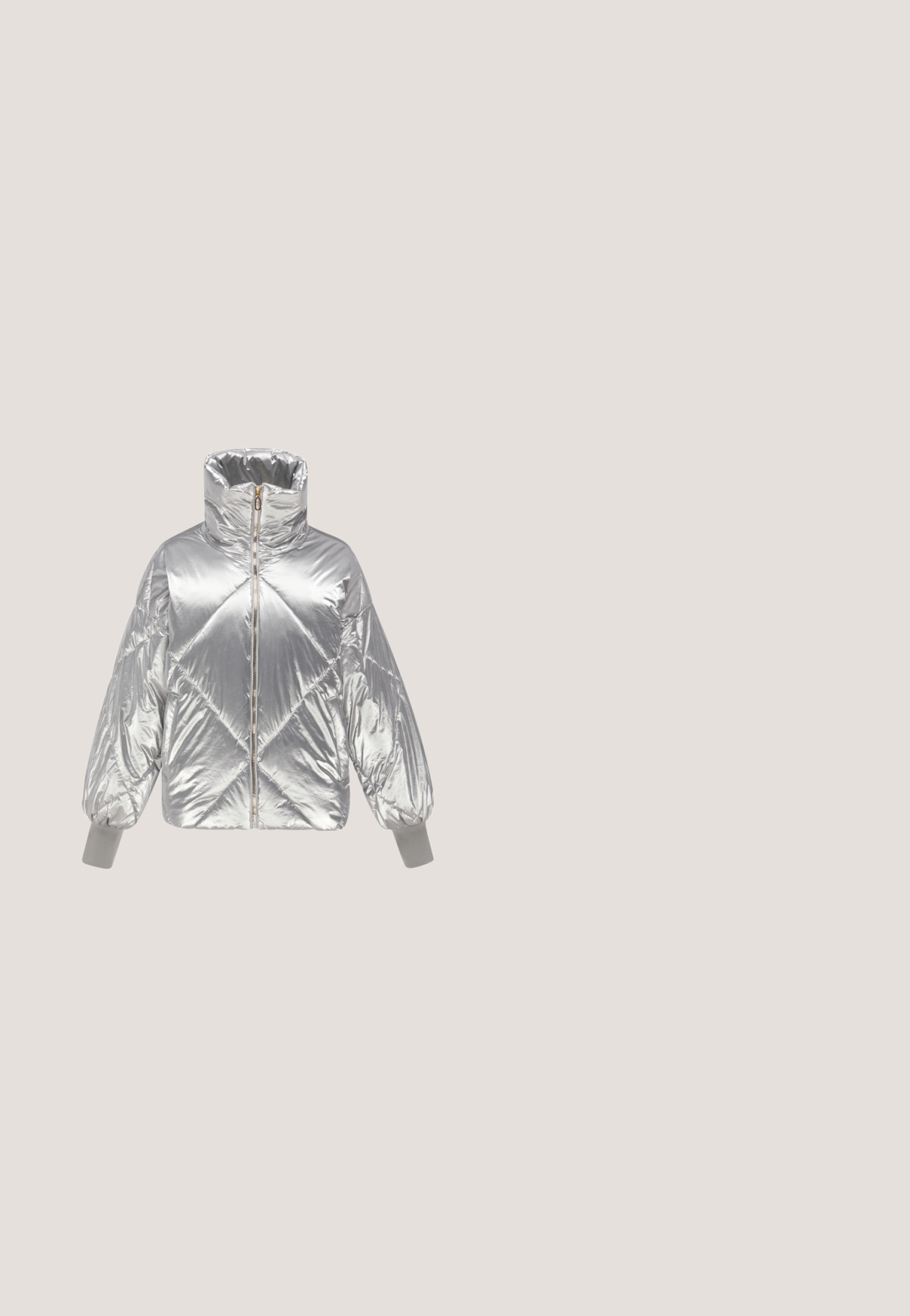 Silberne Metallic-Steppjacke mit hohem Kragen, Frontreißverschluss, gesteppter Optik, langen gepolsterten Ärmeln und grauen gerippten Bündchen.; Metallisch silberner Stoff mit glatter Textur und leichtem Schimmer. Rechteckige Form, Kanten ordentlich genäht, keine auffälligen Muster oder Akzente.; Schwarze, weit geschnittene Jeans mit drei weißen Streifen an jeder Seite und einem kleinen weißen Logo. Mit vorderen Taschen und einem Knopfverschluss.; Weiße Sportschuhe mit einer strukturierten silbernen Mesh-Oberfläche und einer klobigen weißen Sohle. Verfügen über eine Markenkennzeichnung an der Seite und eine Zuglasche an der Ferse.; Silbernes Netzhandtasche mit rechteckiger Form, verziert mit kleinen runden Pailletten, ausgestattet mit einem geflochtenen Tragegurt mit Knoten und einem Reißverschluss.; Halskette in Silberoptik mit einer Reihe runder, klarer Steine, die eng zusammengefasst sind und mit einem Karabinerverschluss geschlossen werden.