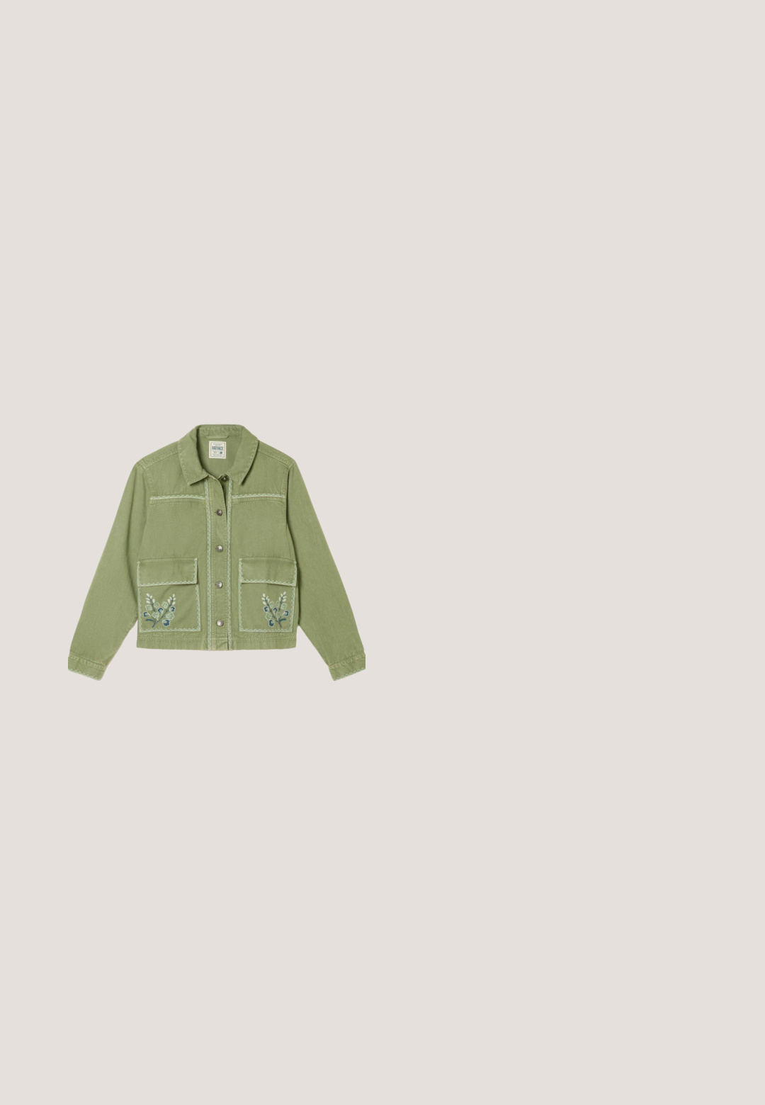 Chaqueta de mezclilla verde con cuello, botones a presión, dos bolsillos delanteros y bordado floral en los bolsillos en azul oscuro y blanco.; Pantalones de peto de pana verde oliva con piernas anchas, tirantes ajustables y una superficie texturizada. Diseño simple, sin patrones visibles ni herrajes.; Sandalia verde de ante sin cierre con doble hebilla dorada que flota sobre una alfombra beige tejida, con una mesa redonda de madera y libros al fondo.; Gafas de sol rectangulares verdes con lentes tintados, montura ligeramente sobredimensionada y patillas decorativas con patrón. Textura suave y diseño elegante.; Bolsa tote verde con tela texturizada y arrugada y asas anchas, mostrada sobre un fondo claro y liso.; Delicado collar con cuentas pequeñas verdes redondas y cilíndricas alternadas, acentuado por anillos dorados pequeños espaciados uniformemente y un cierre dorado.