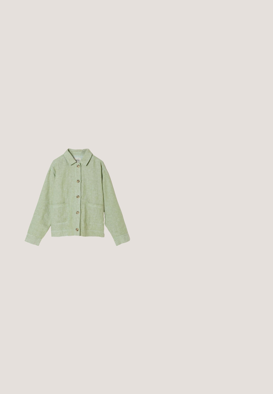 Lysegrøn linned jakke med knapper, krave og to forlommer, lange ærmer og en afslappet pasform.; Olivengrøn jumpsuit med korte pufærmer, V-udskæring, elastisk talje og brede bukser. Lavet af blødt, let stof.; Rosenfarvede slidesandaler i metal med to justerbare metalspænder, korkfodbed og hvid gummisål. Glat metalfinish, åben tå-design.; Firkantede solbriller med mørke olivengrønne stel og gradient brunlige linser, der hviler på en hvid overflade.; Flettet stråtaske med beige, grønne, lilla og brune vandrette striber og to tykke håndtag.; Elli ORAGNIC STATEMENT - Armbånd - gold-coloured