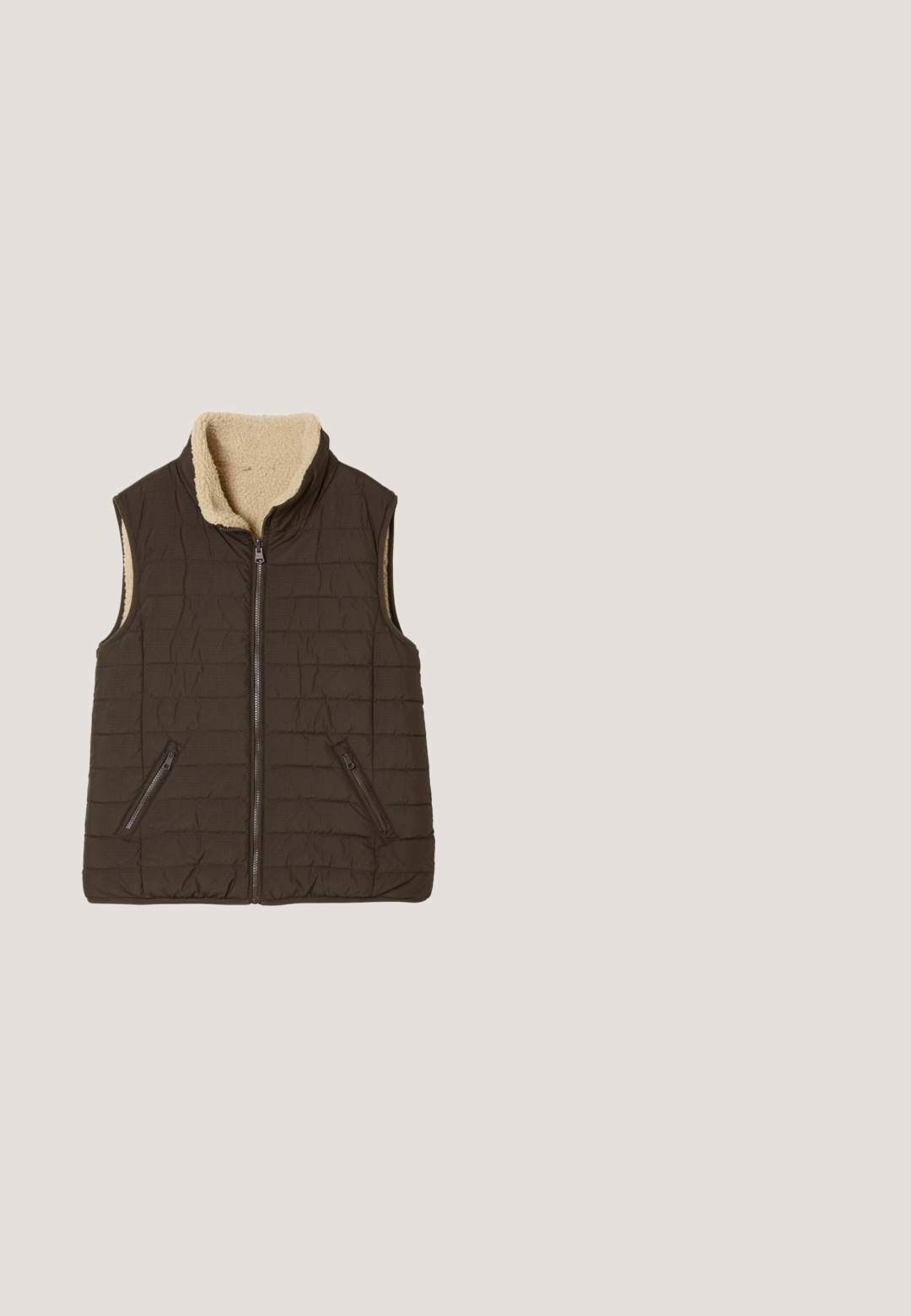 Chaleco sin mangas acolchado de color marrón oscuro con cremallera frontal, dos bolsillos con cremallera y forro de forro polar beige en el interior del cuello y las sisas.; Suéter marrón de punto con cuello alto acanalado y media cremallera, que incluye mangas largas y puños y dobladillo acanalados.; Top de cuello alto marrón oscuro hecho de una tela suave y texturada. Presenta mangas largas y un diseño ajustado, con un escote liso.; Pantalones de pierna recta de color marrón oscuro con textura, con bolsillos laterales y cierre de cintura abotonado, mostrados planos sobre un fondo blanco.; Zapatilla alta de ante marrón con ojales dorados, cordones verdes, textura con patrón, forro interior acolchado y suela de goma.; Bolso de ante marrón con un diseño estructurado, que presenta una correa delgada destacada por una hebilla y dos asas redondeadas en la parte superior.
