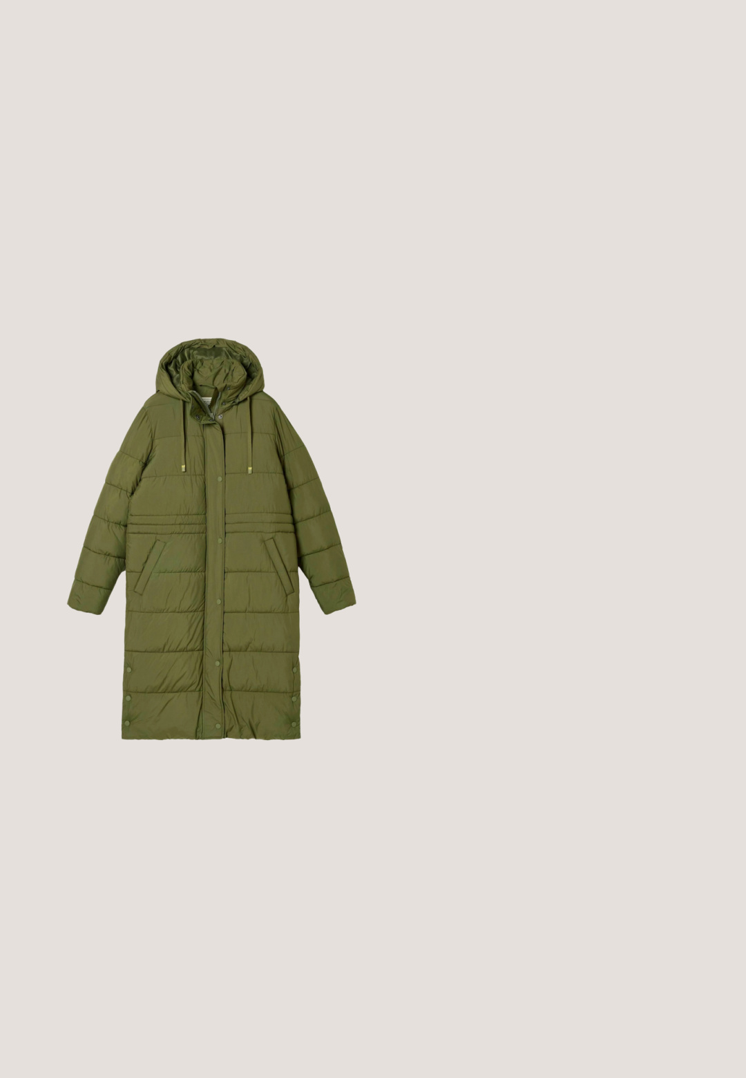 Long manteau d'hiver matelassé vert olive avec capuche, boutons-pression à l'avant, cordons de serrage et deux poches latérales inclinées.; Pull-over beige flou avec zip orange, col montant, deux poches avant et ourlet à cordon. Texture douce avec des détails mouchetés.; Haut à manches longues jaune moutarde avec col roulé, fabriqué en tissu doux, présentant une coupe décontractée avec un col replié et sans motifs ni accents visibles.; Leggings en velours côtelé vert avec une ceinture lisse, présentant des côtes verticales et une silhouette ajustée. Sans quincaillerie ou accents visibles.; Botte d'hiver mi-hauteur vert foncé avec semelle en caoutchouc marron, doublure intérieure duveteuse et lacets décoratifs croisés sur le côté.; Sac à main matelassé marron avec deux poignées, poche avant zippée et porte-clés petit ours en peluche attaché.