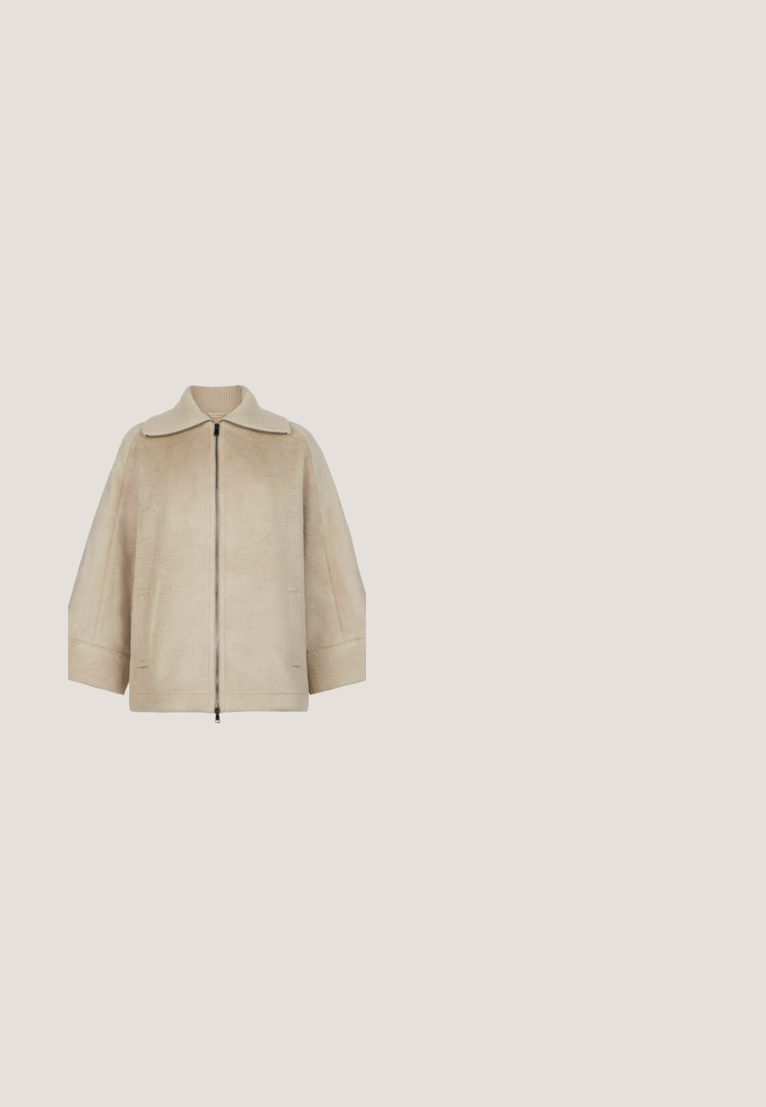 Beige, struktureret stofjakke med bred krave og frontlynlås. Har drop-skulder og cropped ærmer for en afslappet silhuet.; Lys beige strikket sweater med rund halsudskæring, lange ærmer og et struktureret ribbet mønster. Casual fit med sænket skuldersøm.; Beige vidde sweatpants i blød bomuldsblanding med elastik i taljen og glat tekstur, med en lige pasform ned til anklen.; Brune ruskinds ankler støvler med blød indvendig foring, quiltede detaljer og en struktureret gummisål for godt greb. Sløjfe bagpå for nem påtagning.; Blød taupefarvet ruskind skuldertaske i halvmåneform med bred skulderrem og diskrete syningsdetaljer.; Sølvring kæde med en lille rund perlevedhæng, der har et delikat design og justerbar længde med lås.
