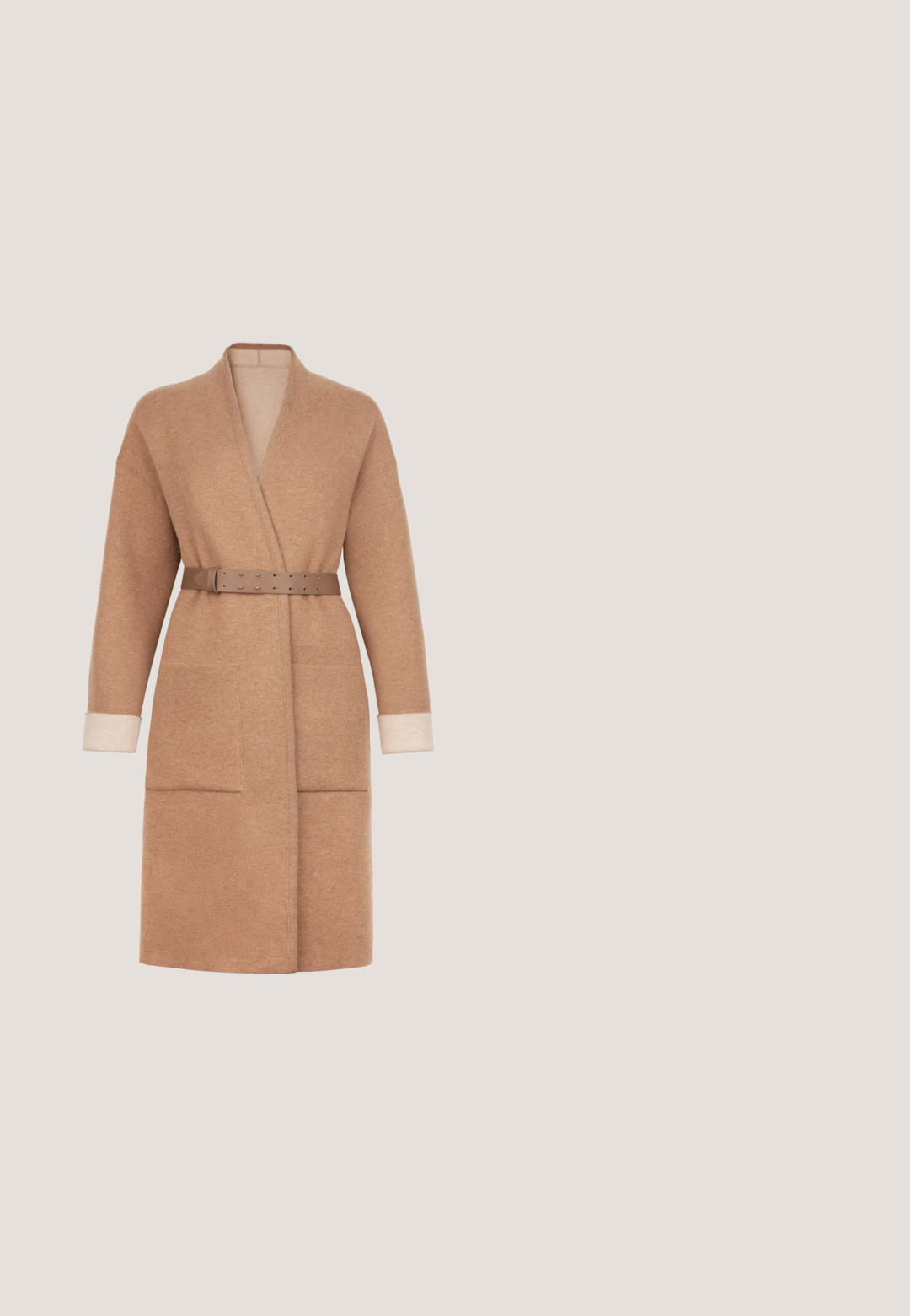 Kamelfarvet lang uldfrakke med åben forside, matchende bælte i taljen, store forlommer og opkørte lyse beige manchetter.; Langærmet, højhalset blomsterkjole med små orange og hvide blomster på mørkt stof, med bælte bundet i taljen.; Brun læderankelstøvle med lynlås på siden og snørebånd, placeret på en træoverflade udendørs med sløret grønt område i baggrunden.; Grønne katteøjne solbriller med mørke linser, guld accenter og metallisk detaljer på stængerne. Mat finish på stellet tilføjer tekstur.; Brun skuldertaske i halvmåneform med gentaget 'G' mønster, guld 'G GUESS' logo og justerbar rem på hvid baggrund.; Delikat halskæde i guldbelagt kæde med en sort rektangulær vedhæng omgivet af små klare sten og en lille guldcirkulær charme.