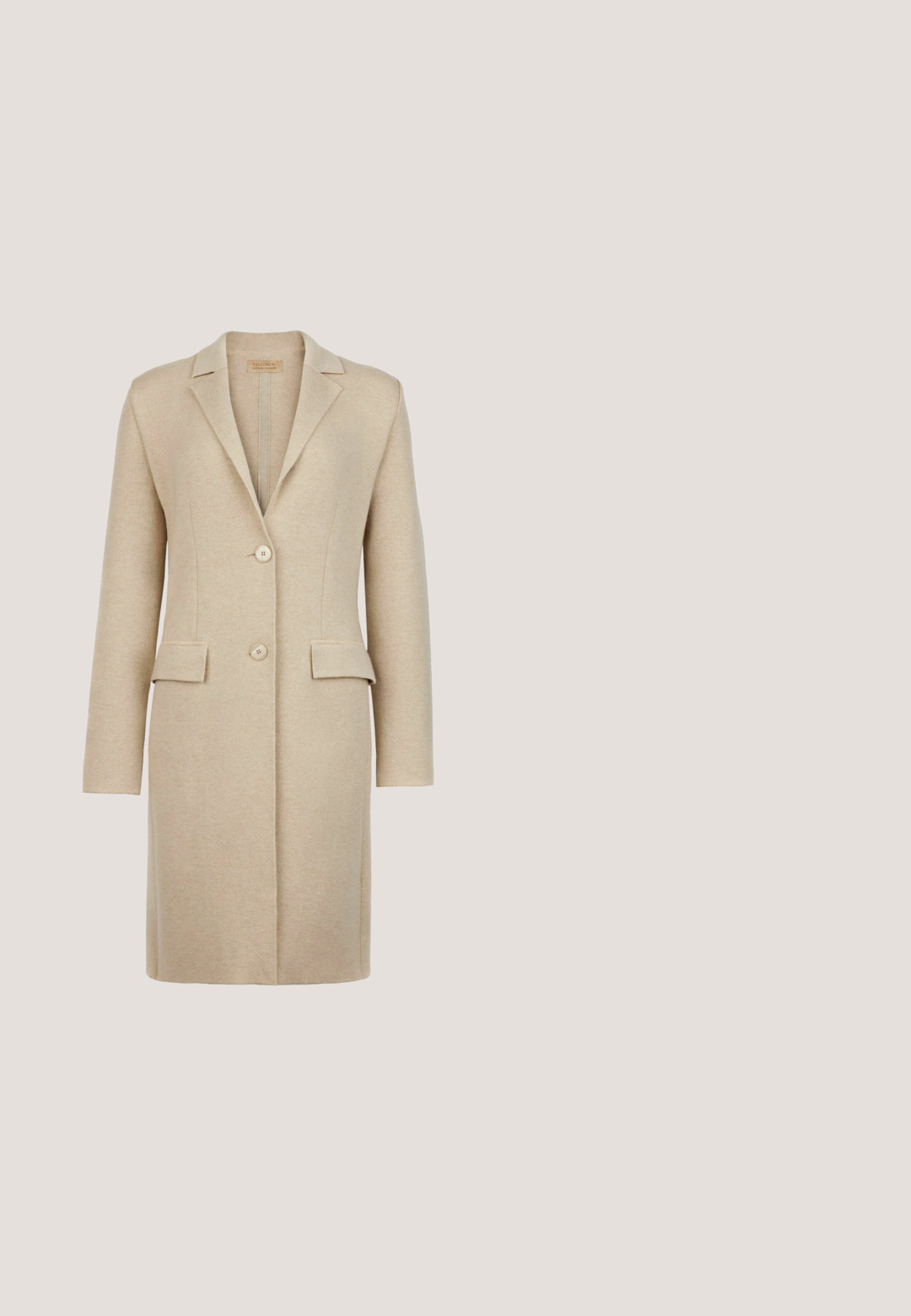 Beige uldblandet frakke med reverskrave, enkeltknaplukning og to forlommer. Strømlinet, struktureret design med lange ærmer.; Strik cardigan i brun, creme og tan med et blomsterdesign. Har en rund halsudskæring, knaplukning og ribbede ærmer.; Enkelt hvid T-shirt i ribstrikket stof med korte ærmer og en bred rund halsudskæring, vist bagfra på en hvid baggrund.; Gestuz SUMMER WIDE - Wide leg - unwashed denim; Brun læderankelstøvle med lynlås på siden og snørebånd, placeret på en træoverflade udendørs med sløret grønt område i baggrunden.; Brun lædertaske med to håndtag, rektangulær form, glat tekstur og en lille påsat mærkedetalje.