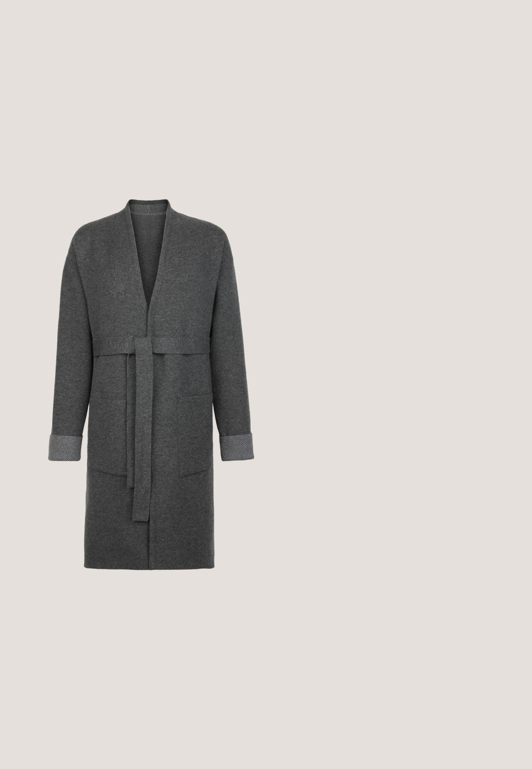 Grå uldrobe med indviklet design, bindebælte, lange ærmer og herringbone mønstrede manchetter. Har to frontlommer.; Lysegrå strikket sweater med lange ærmer, rund halsudskæring og subtil ribstrik på ærmekanter og kant, vist på hvid baggrund.; Grå turtleneck sweater i blødt, strækbart stof. Har lange ærmer og en tætsiddende design, velegnet til lag-på-lag eller at have på alene.; Grå bredbenede strikkede bukser med høj talje, blød tekstur og ribkant i talje og manchetter, vist på hvid baggrund.; Grå ruskinds ankelstøvler med en blød indersål, minimal syning og en formstøbt gummisål. Har en løkke bagpå.; Grå blød skuldertaske i læder med bred strop og enkelt sømdetalje, der løber vertikalt ned foran i midten.