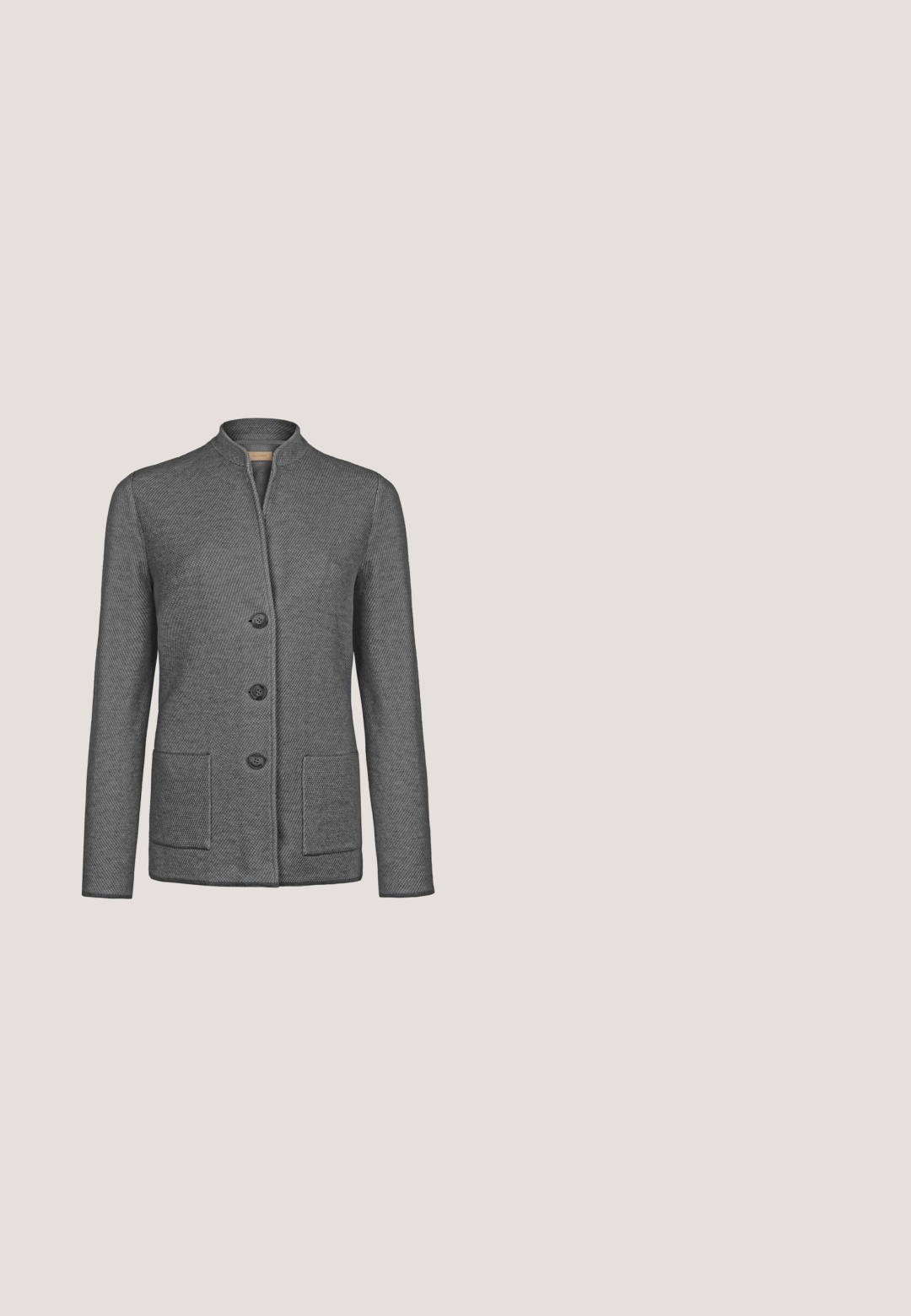 Grå sildebensjakke, mandarin krave, fire knap front, to frontlommer, glat tekstur, afslappet design.; Grå højhalset sweater lavet af blødt strikket stof, med lange ærmer og en tæt pasform med ribstrikkede manchetter og krave.; Mørkegrå skræddersyede bukser med lige ben, der har en enkelt knaplukning og subtile lodrette striber i stofstrukturen.; Sort læder ankelstøvle med klods hæl og rund tå, vist fra siden på hvid baggrund.; Sort læderhåndtaske med brun justerbar skulderrem, guldlås og logodetaljer, buet form og kornet tekstur.; Sølv stud øreringe med en sfærisk top og et tekstureret design. Hver ørering har en lige stift og en sikker lukning til brug.