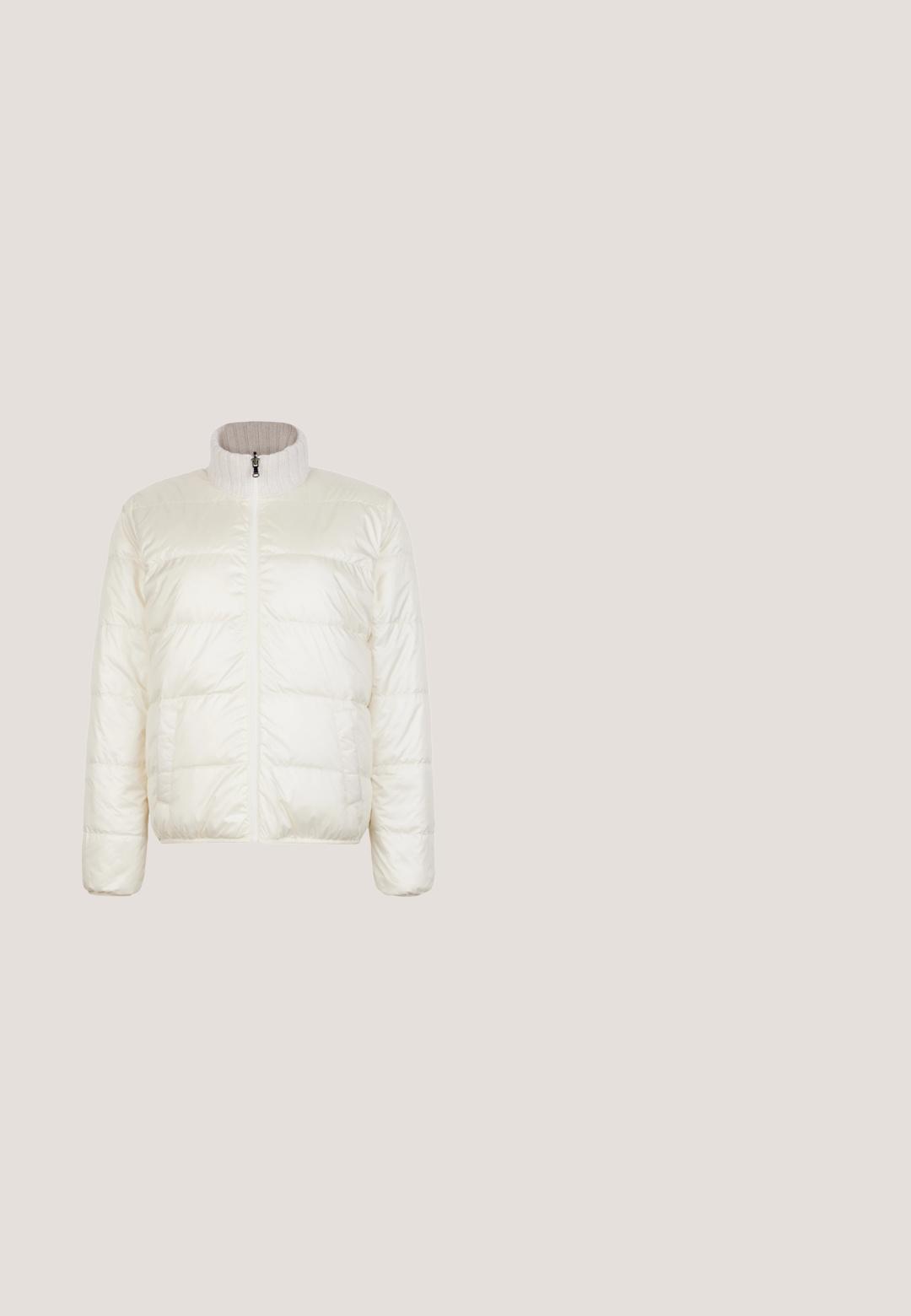 Veste matelassée blanche avec fermeture éclair intégrale à l'avant et col montant côtelé en maille sur fond blanc uni.; Pull en maille blanche avec un col montant côtelé, des épaules tombantes et des fentes sur les côtés de l'ourlet. Confectionné en tissu doux et texturé.; Pantalon beige en velours côtelé à jambes larges avec taille élastique et cordon de serrage à l'avant, conçu pour un usage décontracté.; Bottine en daim beige avec une surface texturée, bout rond et épaisse semelle en caoutchouc. Comprend un design à lacets et un col rembourré.; Sac à main rectangulaire marron en fausse fourrure avec poignées en tissu beige et une étiquette suspendue beige embossée du nom de la marque.; Collier délicat en chaîne d'or avec des maillons ovales et un petit pendentif coquillage sur une chaîne d'extension réglable.