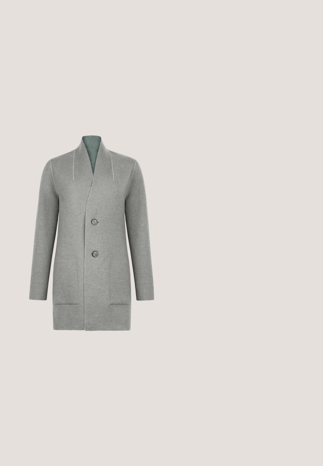 Herre lang grå uldfrakke med sjalskrave, to store forlommer og to knapper foran.; Lyseblå langærmet rundhalset sweater med ribkanter ved ærmer og kant, vist isoleret på hvid baggrund.; Lysegrå langærmet silke-bluse med skjult knaplukning, spids krave og lige kant.; Lys grå flagrende bukser lavet af glat stof, med en tætsiddende talje og sidelommer, samt en pressefold foran for ekstra struktur.; Grå ruskindsloafer med rundet tå, enkelt remdetalje og hvid gummisål. Glat tekstur med minimal syning.; Lille lysegrå læderhåndtaske med to håndtag, justerbar rem og en guldtonet rektangulær drejelås foran.