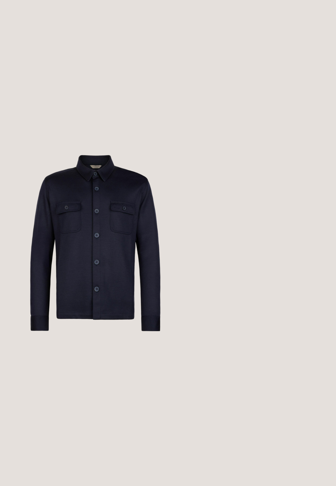 Marineblå skjorte med lange ærmer og to brystlommer. Lavet af et glat stof med krave og mørke knapper.; Sort og hvid poloshirt med korte ærmer i horisontale striber, med sort krave og manchetter.; Mørkeblå casual bukser med lige pasform, med knap- og lynlås-lukning, synlige lommer og et diskret brandmærke på bæltet.; Sorte læder ankelstøvler med rund tå, kontraststing, snørebånd fortil og en cremefarvet gummi sål. Har en pull-tab ved hælen.; Sorte, rektangulære Tommy Hilfiger solbriller med mørke linser og diskrete sølvdetaljer på stellets arme.; Marineblå stofbælte med en bred, glat overflade, der har en rektangulær sølvmetalknap med en poleret finish.