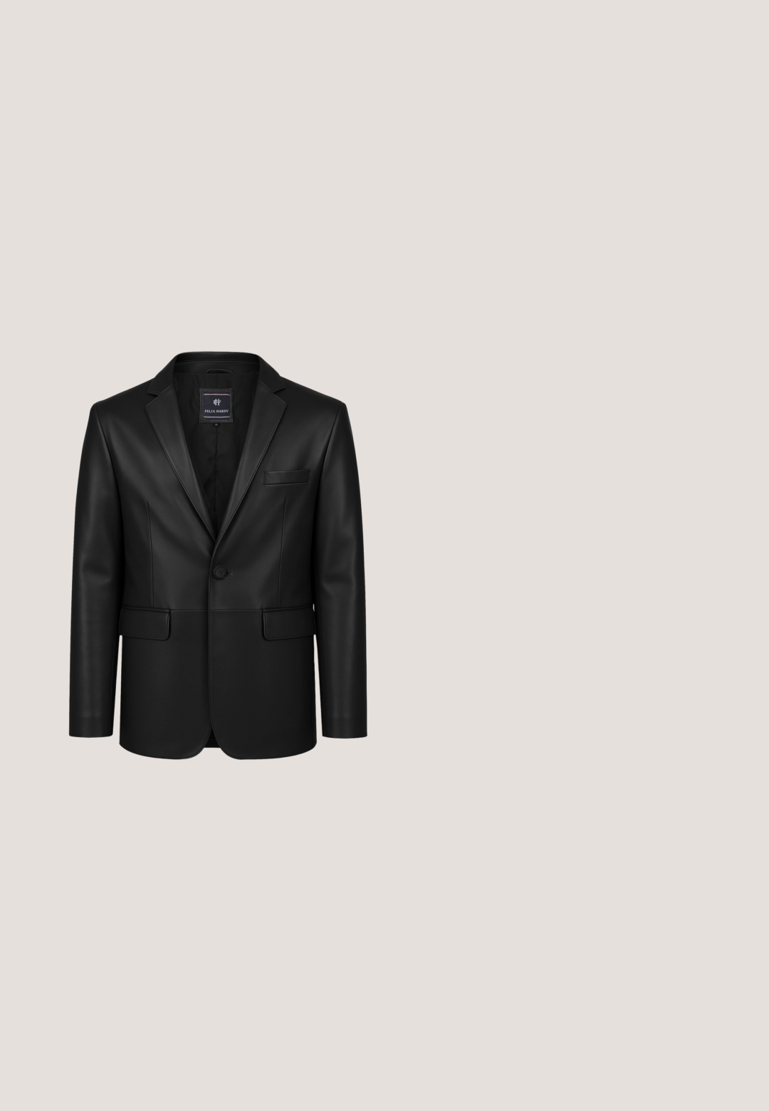 Blazer en cuir noir à bouton unique avec revers en godron, deux poches avant à rabat et une poche poitrine, présenté sur fond blanc.; Chemise blanche à manches longues avec col, patte de boutonnage à l'avant avec des boutons noirs et une poche poitrine. Tissu lisse avec une coupe structurée.; Pantalons noirs cintrés en tissu lisse, présentant une coupe droite, des passants de ceinture et des poches avant pour une fonctionnalité accrue.; Chaussure habillée noire composée d'une combinaison de cuir verni brillant et de daim mat, avec un bout pointu et un laçage. Talon plat.; Ceinture en cuir noir roulée avec boucle en métal argenté en forme de la lettre K avec découpe de profil de visage.; Pochette-bracelet rectangulaire noire texturée avec un petit logo argenté dans le coin inférieur et une sangle détachable sur un côté.