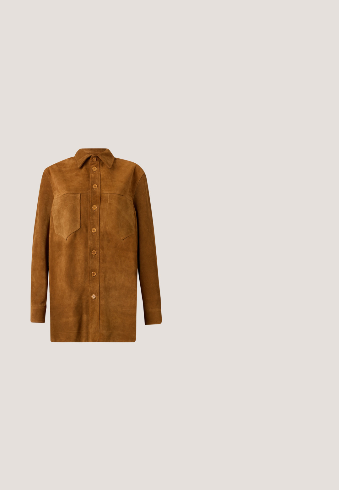 Veste en cuir suédé marron avec col, manches longues, fermeture à boutons et deux poches poitrine, présentant une texture lisse.; Chemise en denim bleu foncé à manches longues, avec un devant à boutons, deux poches poitrine avec rabats et des coutures jaunes contrastantes.; Jean bleu évasé en denim, avec une taille haute, des poches avant et des coutures contrastées. Le tissu a une texture lisse.; Botte de cow-boy en cuir marron avec coutures décoratives, sangle à boucles, et talon bas empilé, présentée en profil latéral sur fond blanc.; Bandana rouge avec des motifs cachemire blancs noué en un nœud lâche sur un fond blanc.; Ceinture en cuir marron avec une large boucle décorative argentée ornée d'un accent turquoise et de détails élaborés le long du bord de la boucle.