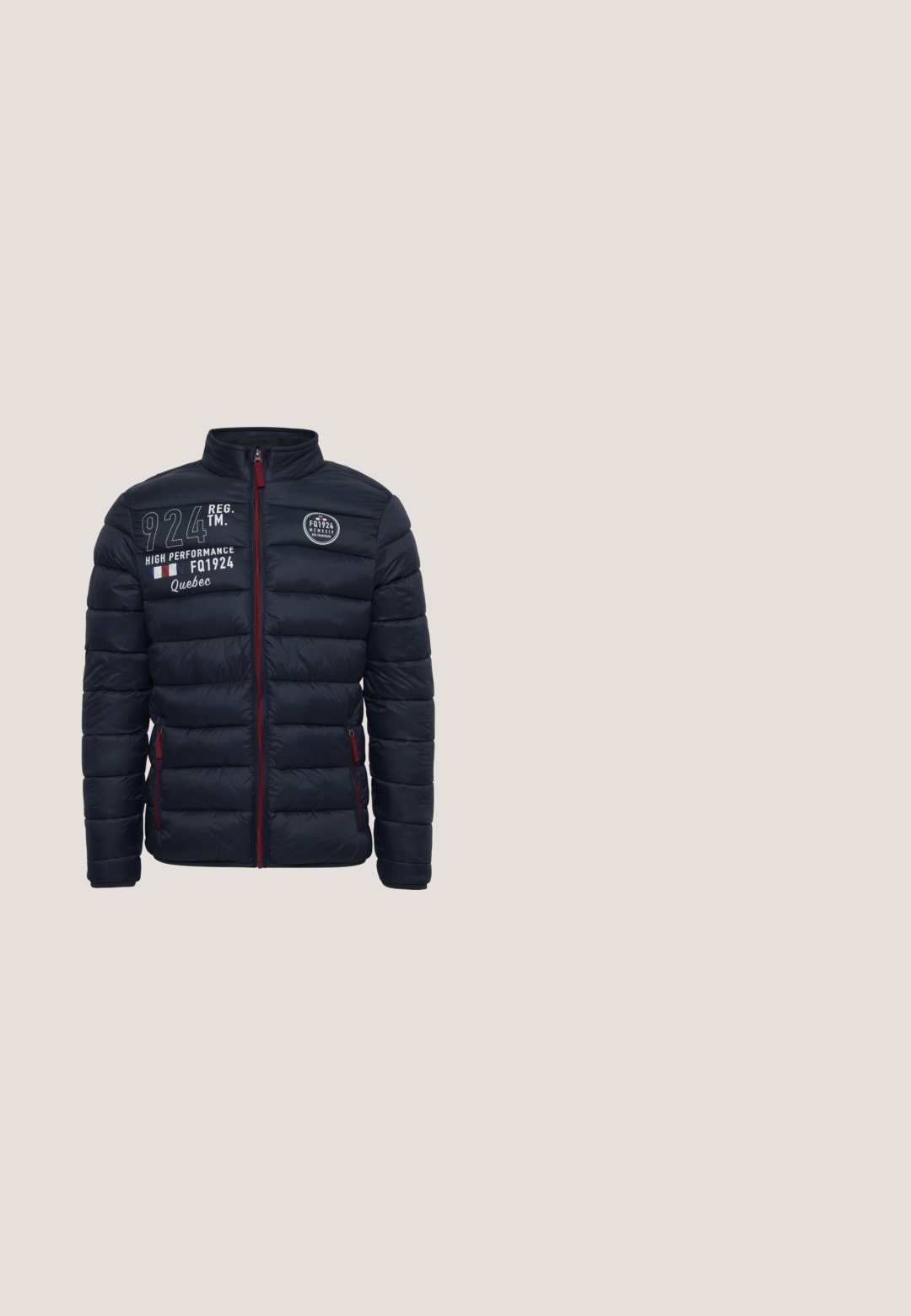 Gepolsterte marineblaue Jacke mit hohem Kragen, Frontreißverschluss und roten Akzenten. Verfügt über weißen Text und Logos auf der Brust und dem linken Arm.; Grauer Fleece-Pullover mit hohem Kragen, ausgestattet mit einem halben Reißverschluss und bedrucktem Text in Schwarz und Creme. Gerippte Bündchen und Saum.; Langarmhemd mit hellblauem und weißem kariertem Muster, mit Knopfkragen und einer Brusttasche, aus gewebtem Baumwollstoff.; Dunkelblaue Denim-Jeans mit schlankem Schnitt, ausgestattet mit fünf Taschen, hellen Nähten und einem klassischen Reißverschluss mit Knopfverschluss.; Weiße Sneaker mit einem glatten Lederoberteil, grauen Wildlederakzenten, blauen Mesh-Seitenpanels und einer strukturierten Gummisohle. Mit Schnürverschluss.; Kleine dunkelblaue Umhängetasche mit Reißverschlusstasche auf der Vorderseite, geprägtem Markennamen "Piquadro" und minimalistischem rechteckigem Design.