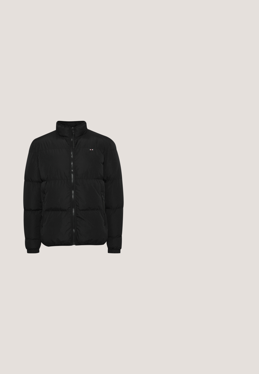 Zwarte pufferjack met hoge kraag, rits aan de voorkant en elastische manchetten. Bevat een klein logo met rode, witte en blauwe accenten op de borst.; Witte, doorgestikte jas met ritssluiting en opstaande kraag, met een logopatch op de borst en accenten op de mouwen. Klassieke pasvorm.; Effen marineblauw T-shirt met korte mouwen en ronde hals van gladde stof, getoond op een witte achtergrond.; Donkerblauwe denim jeans met een rechte snit, voorzien van klassieke vijf-pocket stijl en een subtiele textuur.; Zwarte enkellaarsjes van leer met een gladde afwerking. Voorzien van zowel veters als een zijrits, met een gestructureerde rubberen zool.; Zwarte leren crossbodytas met voorvak met klep en metalen gesp, verstelbare stoffen schouderriem en subtiel Venezia-logo.