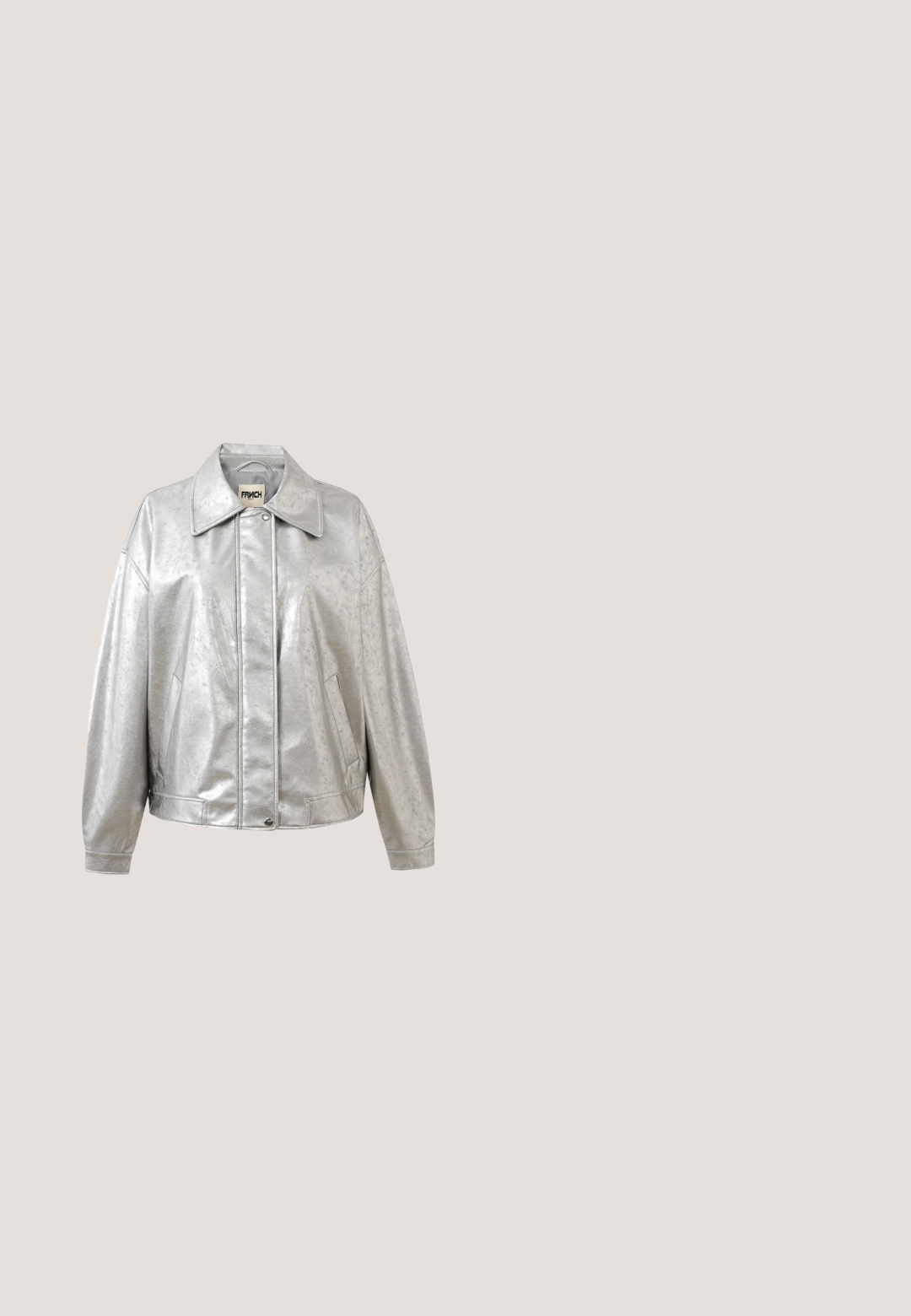Veste métallique argentée avec col, manches longues et deux poches latérales. Dotée d’une fermeture à boutons et d’une texture lisse.; Haut à manches longues argenté avec une texture lisse et brillante. Présente un col rond et des détails froncés au niveau des poignets.; Jupe en denim métallique argentée avec une taille ceinturée, comportant quatre poches, une fermeture éclair à l'avant et une texture légèrement usée.; Bottines noires en cuir avec une finition lisse, des panneaux latéraux élastiques et un talon épais. Dispose d'une languette pour un enfilage plus facile.; Sac à main métallique argenté avec une surface lisse et courbée, doté d'une bandoulière en chaîne et d'un fermoir sécurisé. Forme compacte et finition réfléchissante.; Paire de boucles d'oreilles créoles argentées brillantes avec fermoirs en fil fin, présentée sur un fond gris clair.