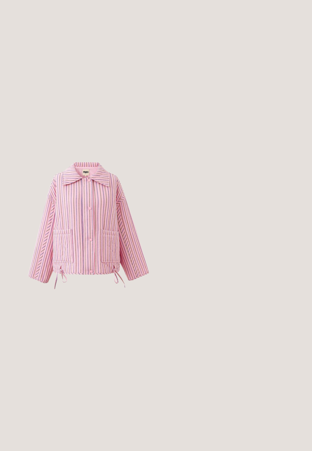 Chaqueta acolchada rosa con rayas verticales moradas y marrones, cuello ancho, botones de presión delanteros, dos bolsillos frontales y cordones ajustables en el dobladillo.; Top corto de punto en color rosa con mangas cortas y escote en V, que presenta un patrón texturizado y un dobladillo acanalado. Diseño ligero y de corte cuadrado.; Camisa de botones rosa claro con cuello, mangas largas, un bolsillo en el pecho y un dobladillo ligeramente curvado. La tela parece suave.; Pantalones anchos rosas con rayas verticales blancas y rojas y una cintura elástica, mostrados sobre un fondo blanco.; Zapatilla rosa con cordones blancos, patrones ondulados rojos y naranjas en los lados, logo blanco y suela marrón texturizada, vista desde el interior.; Bolso de mano de cuero rosa suave con asa triangular redondeada y correa de hombro ajustable beige, con la marca "Bimba y Lola" en la parte inferior frontal.
