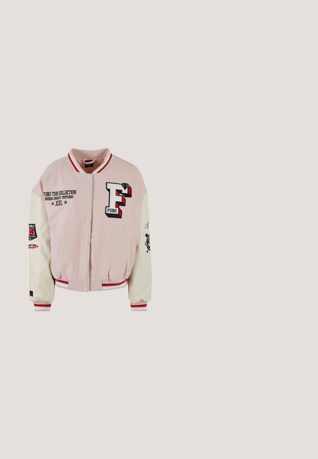 Veste bomber rose avec des manches blanches, arborant un logo FUBU brodé et des patchs. Boutons-pression, poignets côtelés et ceinture. Texture douce.; T-shirt en coton rose clair avec un col et des manches côtelés bleu marine. Présente le texte "JUICY COUTURE", un logo en forme de bouclier et cinq étoiles noires.; Short de sport en satin rose avec bordure rouge et blanche, cordon blanc et texte rouge indiquant « True Religion », « est. 2002 » et « Fashion for the Senses ».; Baskets rose clair avec une tige synthétique lisse, présentant des accents effilochés et une semelle en gomme texturée. Design classique à lacets.; Petit sac à main Juicy Couture rose et beige avec une anse fine, un porte-clés doré en forme de cœur, et un logo brodé sur le devant.; Bracelet de perles orné de trois charms en forme de cœur en or avec des pierres précieuses roses. Le design comprend des perles rondes lisses et une chaîne en or délicate.