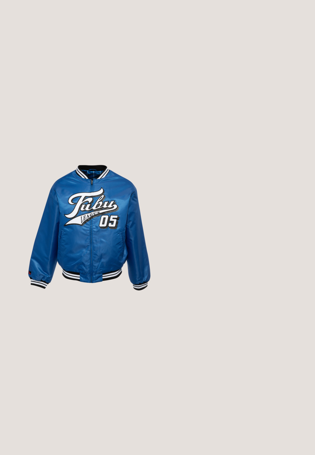 Blaues Satin-Bomberjackett mit schwarz-weißen Rippbündchen, versehen mit einem auffälligen weißen und schwarzen Logo "Fubu League 05" auf der Vorderseite.; Helle blaue Kapuzenjacke aus weichem Stoff, mit einer Fronttasche und weißem Text, der in fetter, lässiger Schrift "WENN DU ES WEISST, WEISST DU ES" sagt.; Weißes Baumwoll-T-Shirt mit kurzen Ärmeln, das ein blaues Schmetterlingsdesign auf der linken Brust und feinen Text darunter zeigt.; Blaue Baumwoll-Jogginghosen mit elastischem Bund, Bündchen an den Knöcheln und weißem Grafikdesign auf dem linken Oberschenkel. Glatte Textur.; Athletische Sneakers aus weißen und hellblauen synthetischen Materialien, mit runder Zehenform, Schnürdesign und schwarzem Logo an der Seite.; Denim-Umhängetasche von Karl Lagerfeld mit vorderer Reißverschlusstasche und verstellbarem schwarzem Riemen mit geprägtem Branding.