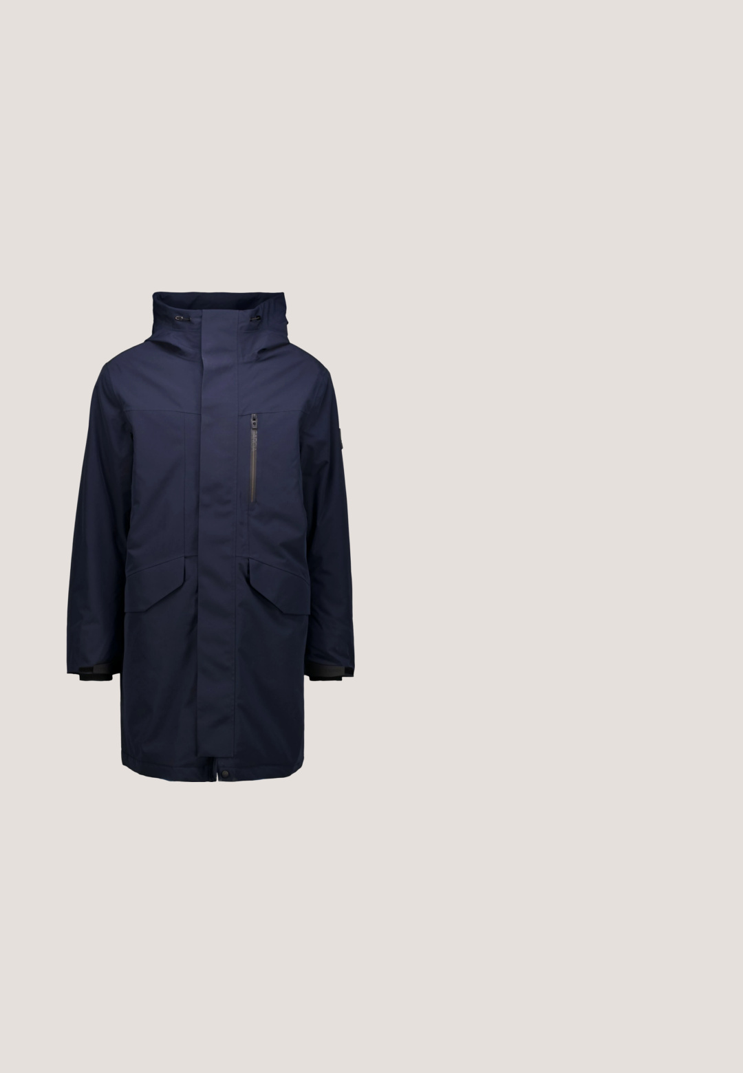 Navyblaue, wasserdichte Parka mit hohem Kragen, Frontreißverschluss, zwei großen Fronttaschen und einer zusätzlichen Brusttasche; strukturierter Stoff.; Blauer Kapuzenpullover mit Fronttasche und Kordelzug, mit kleinem weißem Text auf der Brust sowie gerippten Bündchen und Saum.; Hellblaues T-Shirt mit kurzen Ärmeln und Rundhalsausschnitt, mit kleinem weißem Text und Logo auf der linken Brustseite.; Schwarze gerade geschnittene Hose mit elastischem Bund, Knopfverschluss, Nahtdetails und kleinem weißen Logo "the new originals" am linken Oberschenkel.; Schwarze wasserdichte Stiefeletten mit glattem, elastischem Obermaterial, geformter Gummisohle und Reißverschluss an der Seite; markantes, breites, rundes Zehendesign.; Schwarze Stoff-Crossbody-Tasche mit verstellbarem Gurt, Reißverschluss-Hauptfach, Vordertasche und Logodetail auf der Vorderseite.