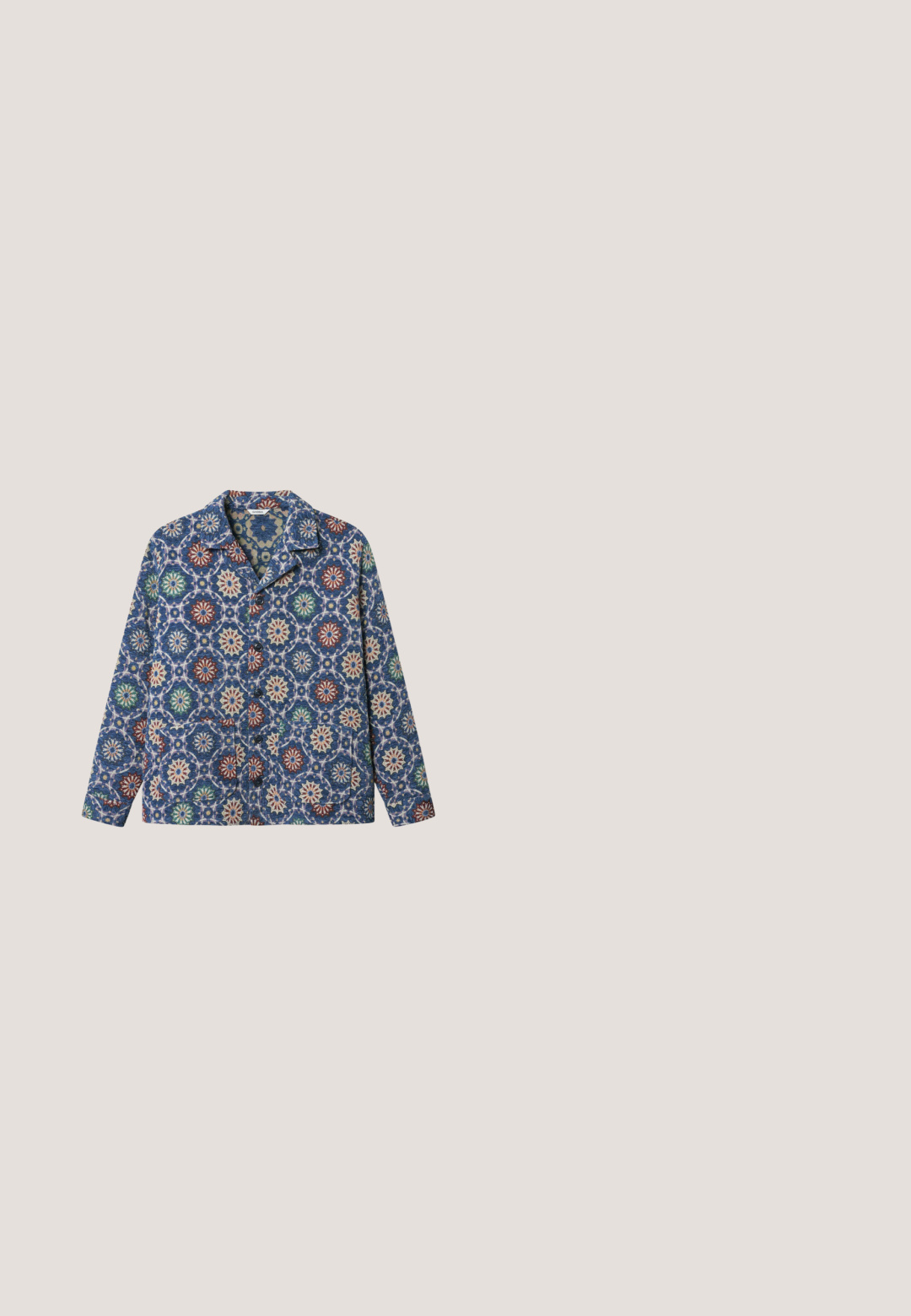 Jas met bloemenpatroon in blauw, rood en groen. Gemaakt van een textuurstof met een kraag en een knoopsluiting aan de voorkant. Lange mouwen.; Roomkleurig poloshirt met korte mouwen en een kraag, met verticale strepen in mosterdgeel, marineblauw en licht teal aan de voorkant.; Lichtblauwe gestreepte shorts van zacht materiaal met een elastische tailleband en een trekkoord. Bevat zijzakken en heeft een relaxte pasvorm.; Bruine rubberen regenlaarzen met een gestructureerde afwerking, ronde neus en een contrasterende tan loopzool. Bevat een merkpatch nabij de bovenkant.;  Schildpad zonnebril met een vierkant montuur, vervagende groene lenzen en metalen accenten op de armen. Glad plastiek materiaal.; Marineblauwe stoffen draagtas met witte bloemrijke borduurwerk, twee handvatten en een verstelbare schouderband, afgebeeld tegen een effen achtergrond.