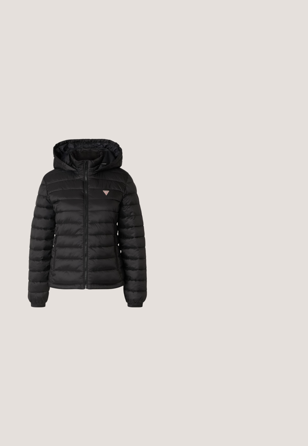 Chaqueta de plumas negra con capucha, cierre de cremallera, diseño acolchado y puños elásticos. Presenta un pequeño logo en el pecho y bolsillos laterales.; Suéter negro de punto con cuello alto, corte holgado y puños acanalados. Presenta un logotipo triangular con acentos metálicos en el centro.; Jeans ajustados de color azul oscuro con leve desgastado en los muslos, costuras visibles, botón frontal, cremallera y diseño de cinco bolsillos.; Mocasín de cuero negro con suela gruesa y acentos de hardware dorado; cuenta con punta redondeada y detalles de costura a lo largo de la parte superior.; Bolso tote grande negro hecho de cuero texturizado con asas dobles, que presenta un logo en forma de triángulo dorado. Incluye una bolsa más pequeña a juego con cierre zip.; Pendientes de presión en tono dorado con un diseño en espiral y una brillante piedra de strass circular en el centro. Textura suave con marca grabada.
