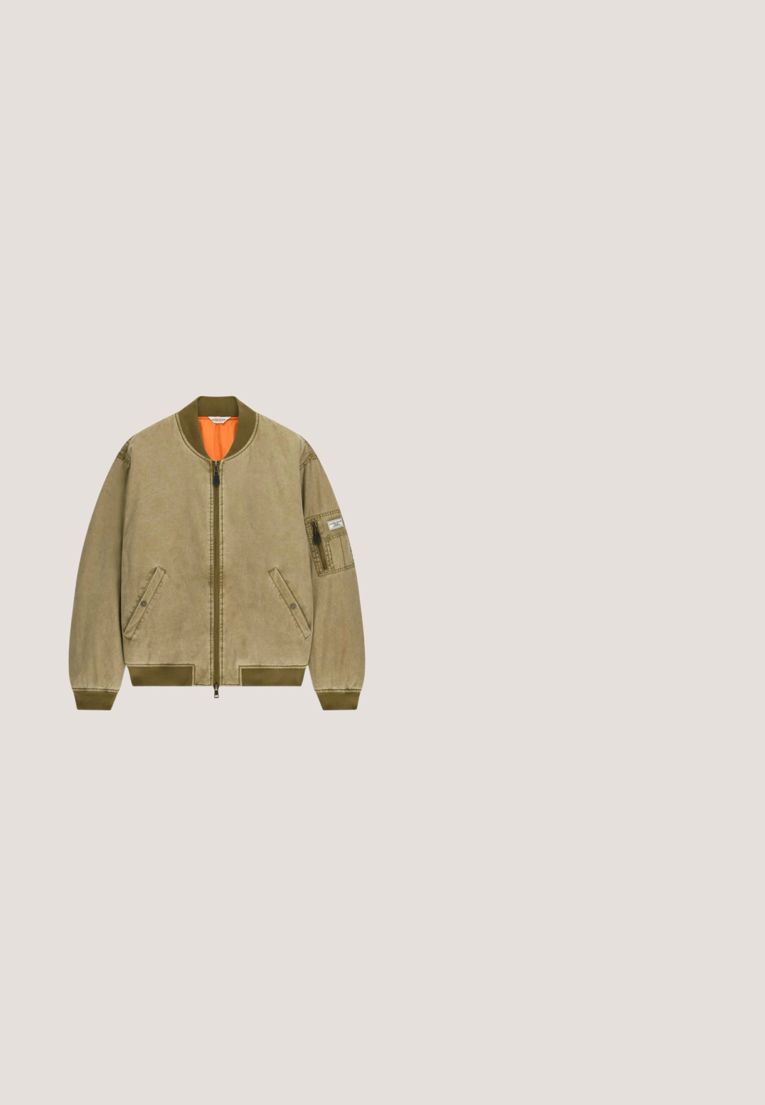 Khaki bomberjakke med orange foer, ribbet krave, manchetter og kant, foran lynlås, to skrå lommer og lynlåslomme på venstre ærme.; Beige sweatshirt med lange ærmer. Har en rund halsudskæring og et lille sort logo-design på brystet. Blødt bomuldsstof.; Beige T-shirt med korte ærmer og rød grafik med pixelagtigt ansigt, kamera, pen samt teksten "KARL LAGERFELD JEANS".; Beige shorts lavet af en bomuldsblanding med elastisk talje og snøre, med to sidelommer og et lille logo patch på kanten.; Beige ruskindsankelstøvler med sort gummisål, snørelukning og et lille logo præget på siden, med en løftestrop bagpå.; Olivengrøn rektangulær crossbody-taske med sølv lynlås, justerbar rem og præget KL-logo-patch foran.