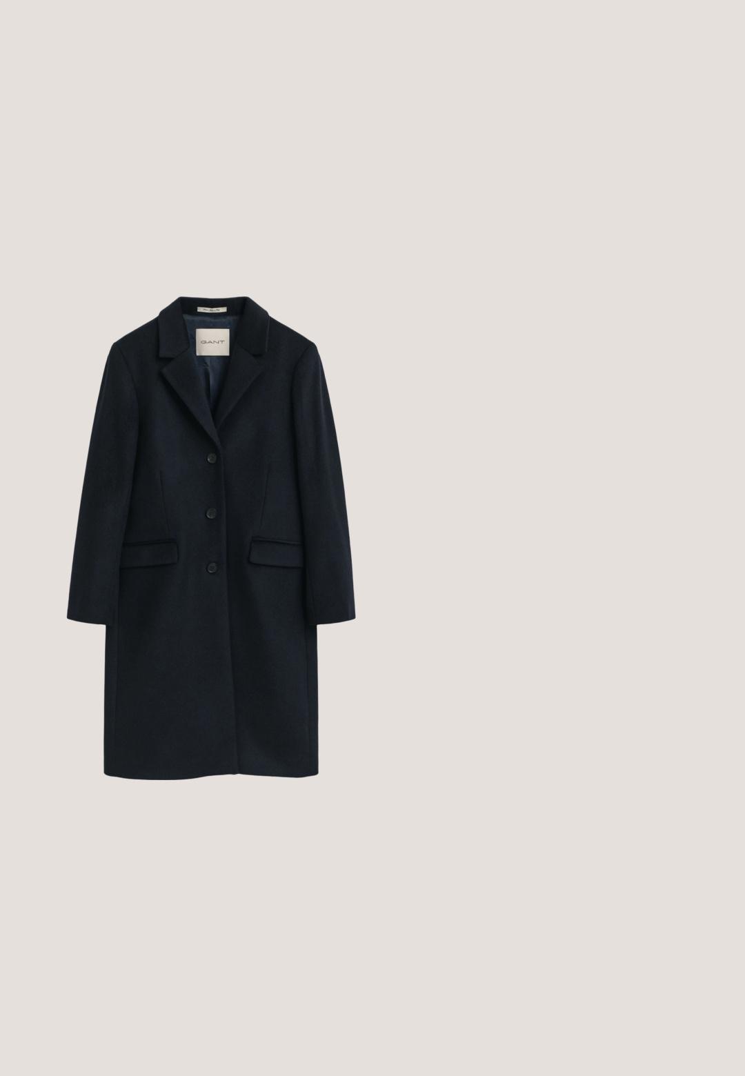 Tume mereva sinine pikk villane jakk kolme musta nööpiga, sakilise kraega ja kahe ees oleva klapiga taskuga, millel on silt GANT.; Punane lühike kampsun, valmistatud pehmest kootud kangast. Omab ümarat kaelust ning soonikuga varrukaotsi ja ääri. Sile tekstuur, klassikaline disain.; Pruun ülemõõdus särk, tehtud siledast kangast, millel on terav kaelus, täisnuppudega esikülg ja asümmeetriline ääreosa külgavaustega.; Mustad kõrge vöökohaga laiade säärega püksid vööaasa ja esikokkupressidega, valgel taustal.; Sädelevalt tumepunane Mary Jane tasane king, külgkinnitusega pandlaga ja madala beežika tallaga, näidatud vasakult küljelt valgel taustal.; Burgundia värvi nahast kott läikiva viimistlusega, ruudukujuline, kahekordse ülemise käepidemega ja eemaldatava õlalindiga. Lihtne, ilma kaunistusteta disain.