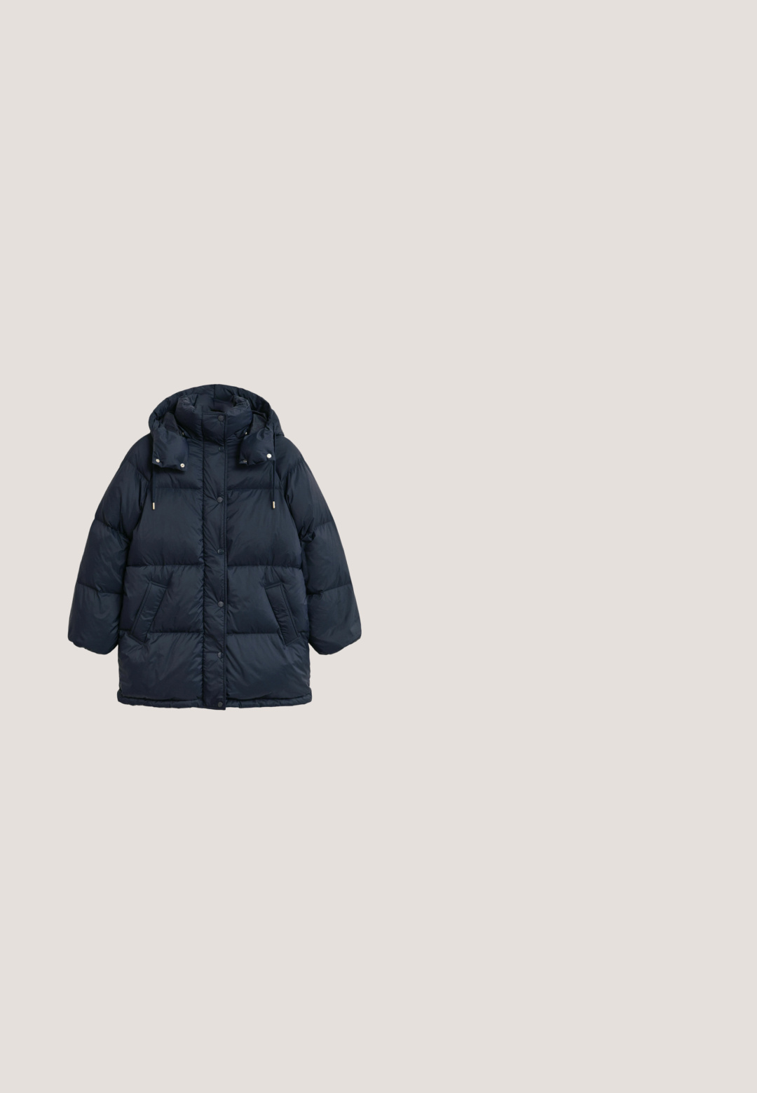 Doudoune bleu marine avec un col montant, une silhouette oversize, des boutons pression et deux poches latérales. Comprend une capuche amovible et un cordon de serrage.; Pull bleu clair à manches longues avec une fermeture éclair quart, petit logo brodé sur la poitrine gauche, poignets et ourlet côtelés.; Chemise bleu clair à manches longues avec col, boutonnée sur le devant, présentée à plat sur fond blanc.; Pantalon de survêtement bleu marine avec ceinture élastique, cordon de serrage réglable, poches latérales et poignets élastiques, avec petit logo brodé sur la hanche gauche.; Sneaker bleu marine en matériaux en daim et en tissu, semelle blanche contrastante, design à lacets et détail du logo sur le côté.; Sac cabas bleu marine en tissu durable, doté de poignées et d'accents en cuir marron, avec un motif central rayé rose et blanc.