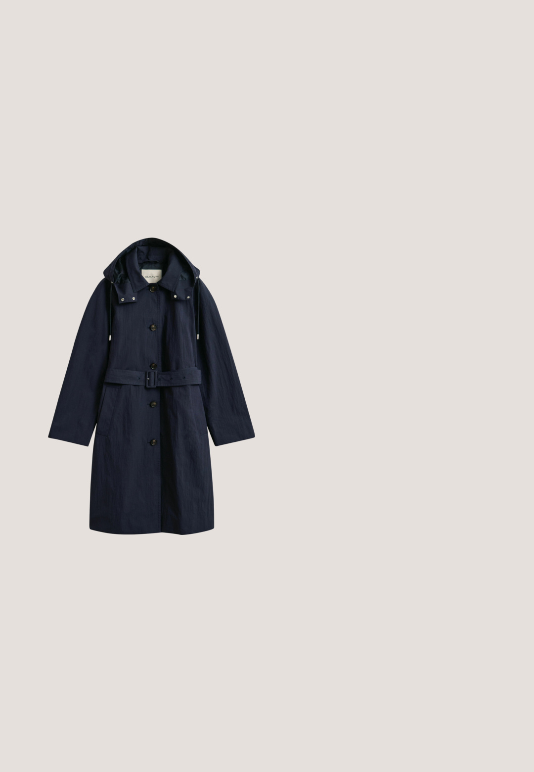 Imperméable mi-long bleu marine avec fermeture à boutons, capuche réglable, ceinture à la taille et deux poches avant.; Chemise à manches longues navy avec des rayures horizontales blanches. Encolure ras du cou, tissu doux, coupe décontractée, sans matériel visible ni embellissements.; Jean en denim bleu foncé avec une coupe droite. Comprend une fermeture éclair avec un bouton, cinq poches et des coutures contrastantes.; Mocassin en suede marron avec un design cousu et un matériel décoratif. Présente une semelle en caoutchouc texturé avec de petits points surélevés pour une meilleure adhérence.; Sac en cuir marron foncé en bandoulière avec un rabat plié et des détails en métal doré. Texture lisse, design minimaliste et forme rectangulaire.; Collier délicat en chaîne d'or avec un petit pendentif en or en forme de lettre B et un fermoir réglable avec une petite plaque ronde.