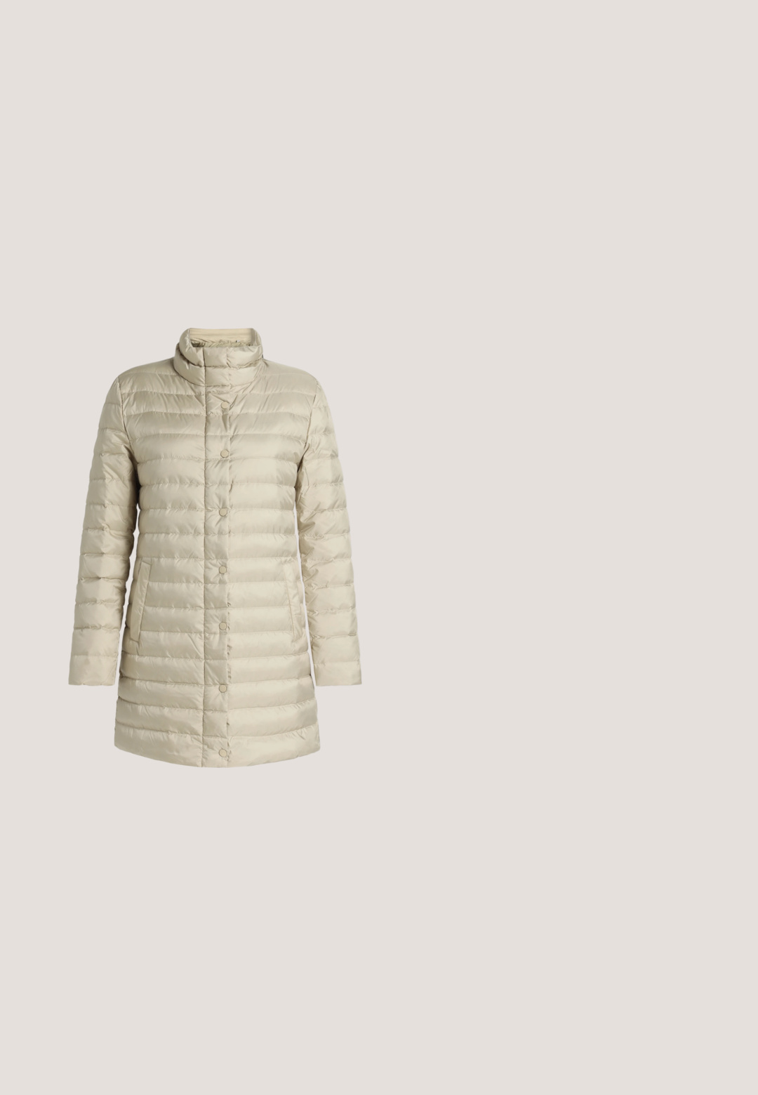 Chaqueta larga acolchada beige con cuello alto, cierre de botones automáticos y bolsillos laterales, mostrada sobre un fondo liso.; Suéter de manga corta verde menta con textura acanalada, cuello redondo y un ajuste ligeramente holgado. Presenta un pequeño logo en el lateral.; Pantalones vaqueros de denim azul claro con corte recto, diseño de cinco bolsillos y un ligero desgaste. Presentan una cremallera en la parte frontal y un cierre de botón metálico.; Zapatillas bajas blancas con una parte superior de lona suave, puntera redonda y suela de goma gruesa. Presentan un cierre con cordones en la parte delantera y un diseño minimalista.; Bolso de hombro de cuero beige con forma de media luna, cierre superior con cremallera y correa desmontable. Cuenta con herrajes en tono dorado y detalles de costuras.; Pendientes de aro dorados con un diseño circular, adornados con strass transparentes a lo largo del borde exterior; postes de metal plateado para el cierre.