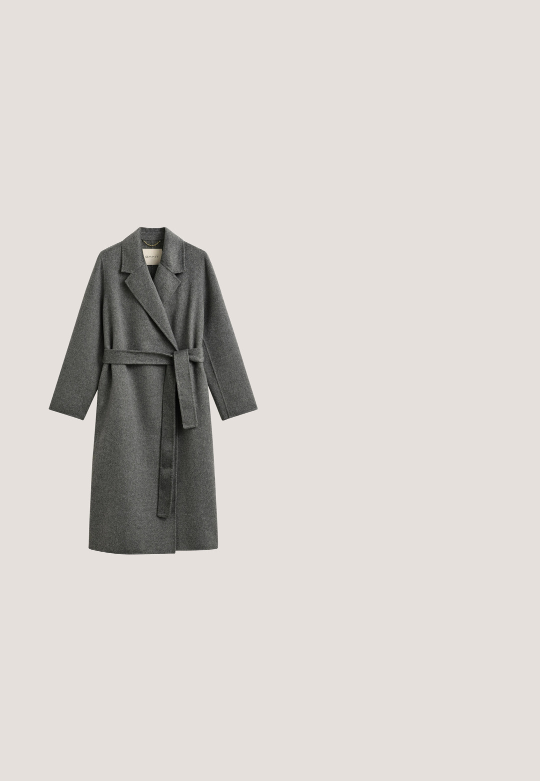 Long manteau en laine gris avec de larges revers et une ceinture assortie nouée à la taille, présenté sur fond blanc.; Pull en laine bleu marine foncé avec manches longues, encolure ronde et bords côtelés aux poignets et à l'ourlet. Texture douce avec une coupe décontractée.; Pantalons larges en tissu texturé gris foncé, avec deux poches avant et une fermeture à bouton. Les plis avant ajoutent de la structure.; Kennel + Schmenger BAZAR - Bottes de neige - nuts/natur; Sac en cuir marron porté croisé avec un rabat, logo doré et une sangle en tissu texturé portant le nom de la marque en gris.; Boucles d'oreilles en argent en forme de hoop, présentant une finition polie, une forme circulaire et un design sans couture avec une fermeture à charnière pour un enfilage facile.