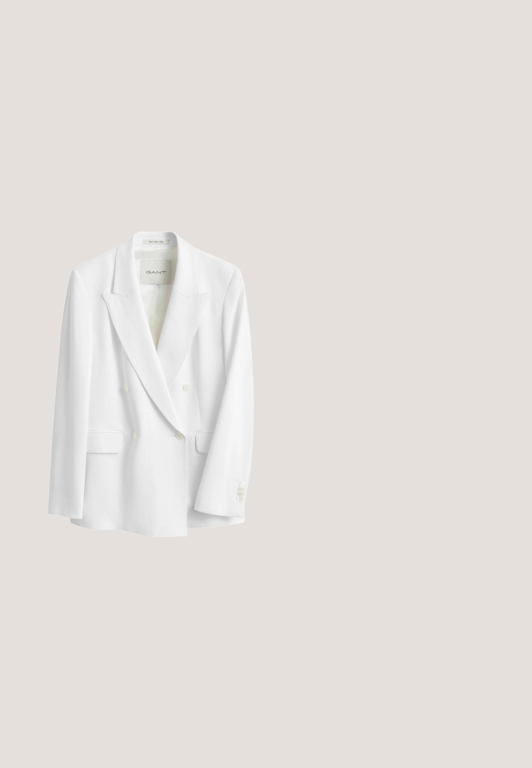 Weißer zweireihiger Blazer mit Kniesteg-Revers, zwei Pattentaschen und geknöpften Manschetten, mit dem Etikett GANT, hergestellt in Italien.; Mintgrünes, einseitiges Kleid mit geraffter Textur, figurbetontem Design und asymmetrischem Saum. Glattes, elastisches Material.; Weiße High-Heels-Sandalette mit einem Tüllrüschchen und Perlenakzenten; ausgestattet mit einem Knöchelriemen und einem runden Zehendesign, glatte Oberfläche.; Cremefarbene übergroße quadratische Sonnenbrille mit braunen Verlaufsgläsern auf weißem Hintergrund.; Cremefarbene Handtasche mit goldenen Kettengriffen und befestigtem, rundem, rosa Münzbeutel, verziert mit einem goldenen Pferd und zwei weißen Blumen.; Goldfarbener Bandring mit quadratischen Gliedern, abwechselnd mit klaren Zirkonia-Steinen, der eine glatte, polierte Oberfläche und eine abgerundete Form aufweist.