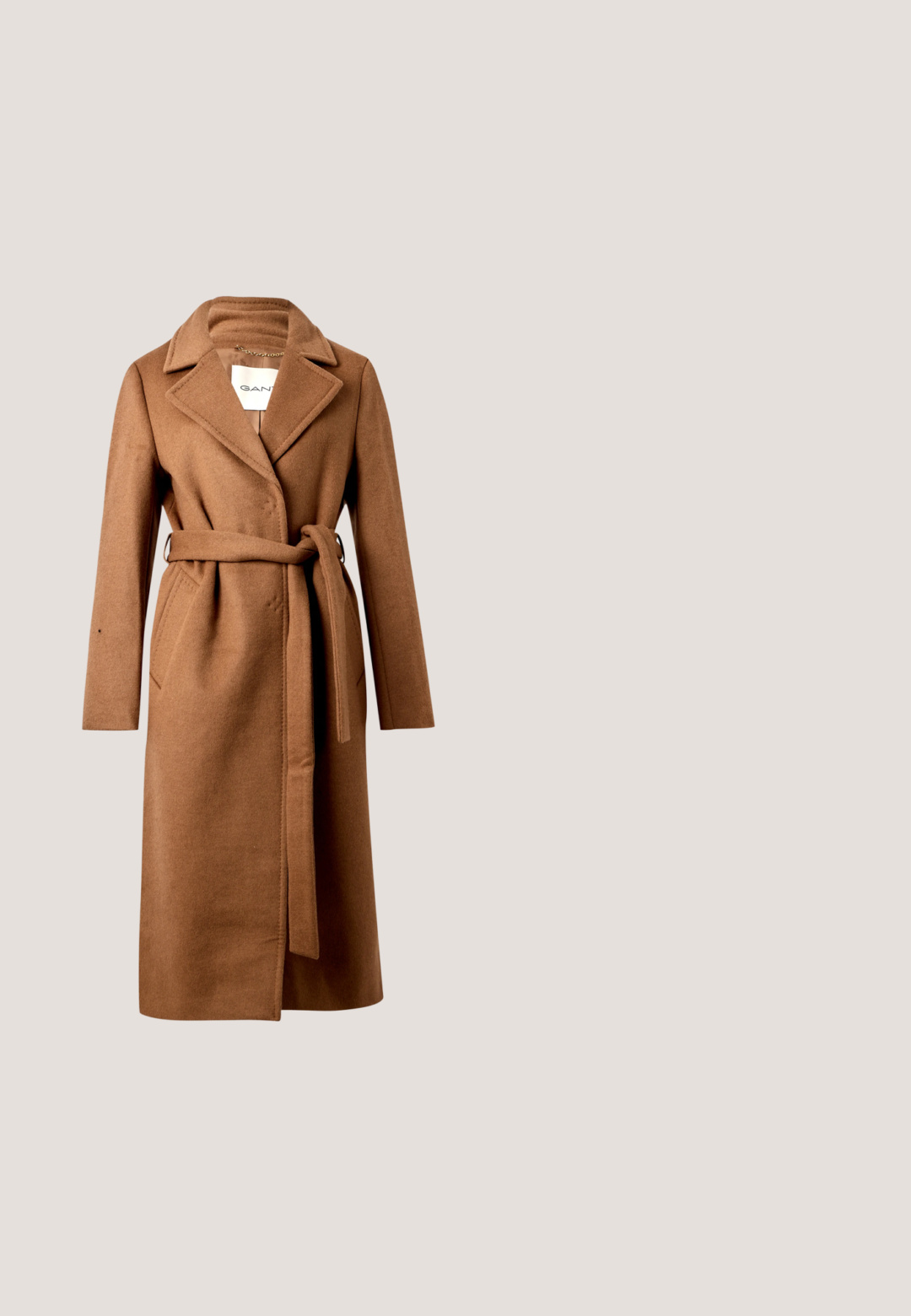Long manteau en laine marron avec larges revers, deux poches latérales et ceinture nouée à la taille, présenté sur un fond uni.; Pull en tricot beige avec un col rond, des poignets et un ourlet côtelés. Texture douce et coupe décontractée, adapté pour un usage décontracté.; Pantalons larges gris avec un devant plissé, fabriqués à partir d'un tissu lisse. Dotés d'une taille plate avec passants de ceinture et de poches latérales.; Bottine en cuir noir avec panneaux latéraux élastiques, semelle en caoutchouc épaisse et détail de logo contrastant sur le talon. Texture lisse, bout arrondi.; Écharpe beige en tissu doux, de forme rectangulaire, avec des bords frangés et une petite étiquette de marque noire dans un coin.; Sac en cuir tan à bandoulière avec finition texturée, matériel doré, fermeture éclair et sangle ajustable. Présente un logo embossé à l'avant.